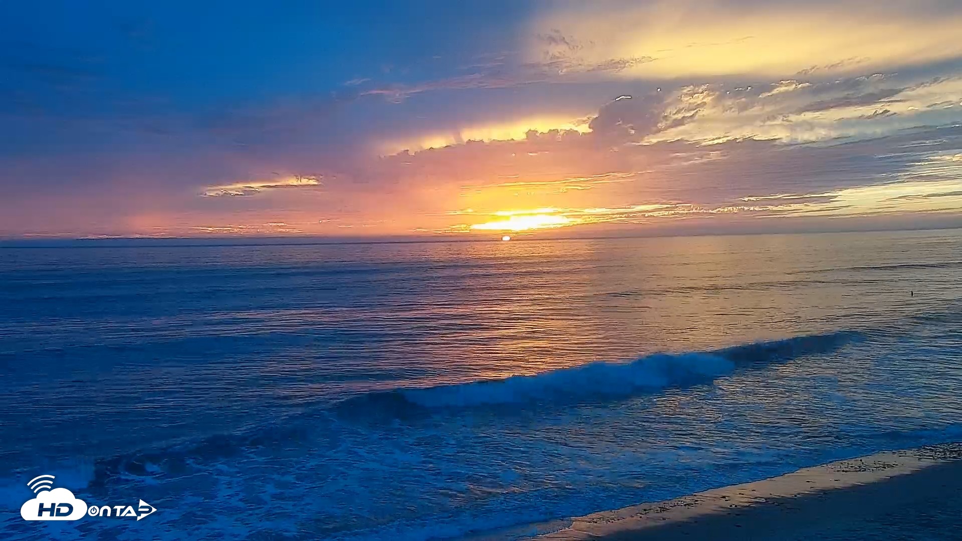 Snapshot of Carlsbad Beach Surf Live Webcam taken Sep 27, 2026, 6:39pm PDT