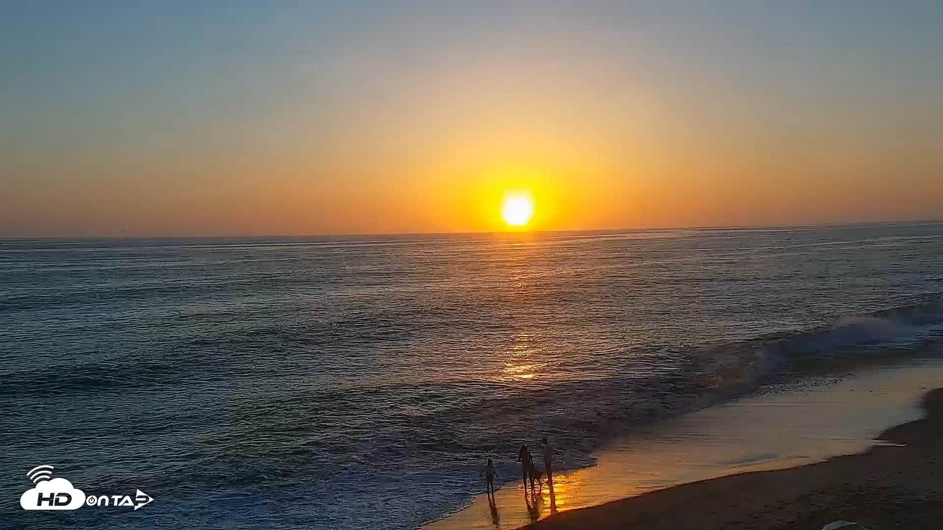 Snapshot of Carlsbad Beach Surf Live Webcam taken Aug 25, 2026, 7:16pm PDT
