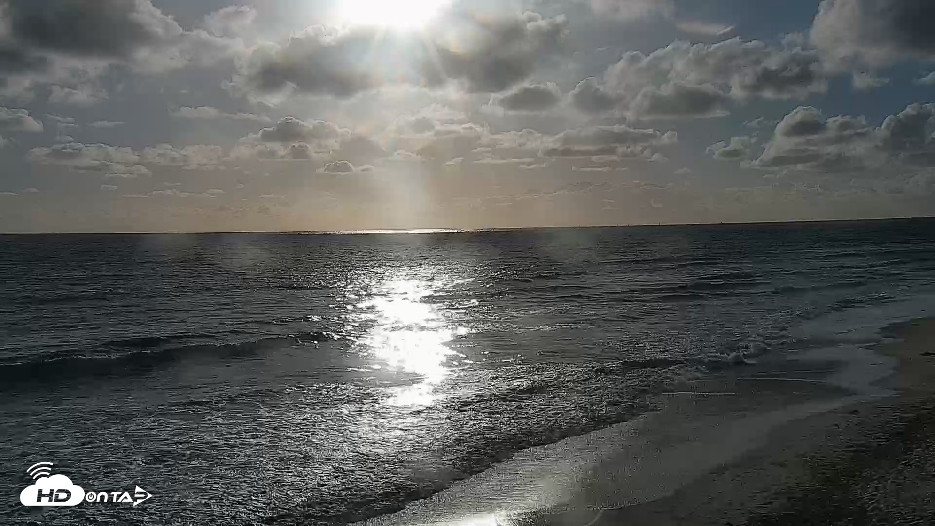 Snapshot of Carlsbad Beach Surf Live Webcam taken May 27, 2026, 6:37pm PDT