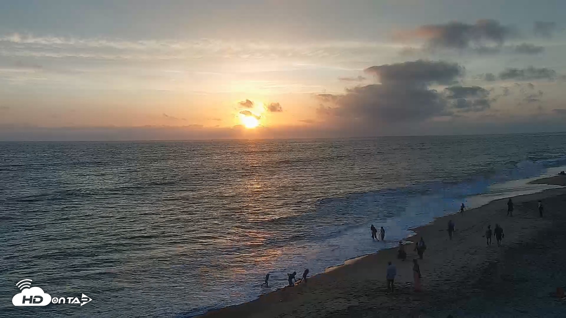 Snapshot of Carlsbad Beach Surf Live Webcam taken Aug 10, 2026, 7:29pm PDT