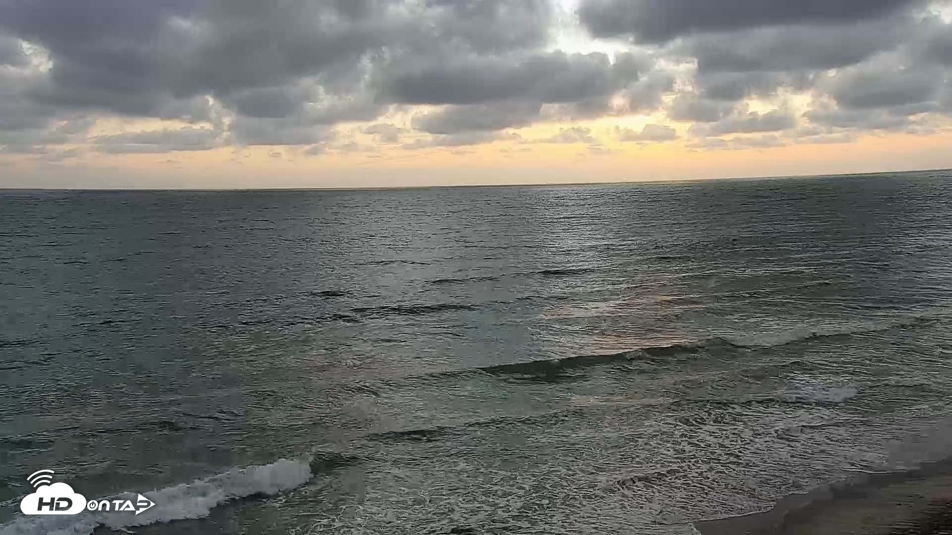 Snapshot of Carlsbad Beach Surf Live Webcam taken Apr 29, 2026, 7:34pm PDT