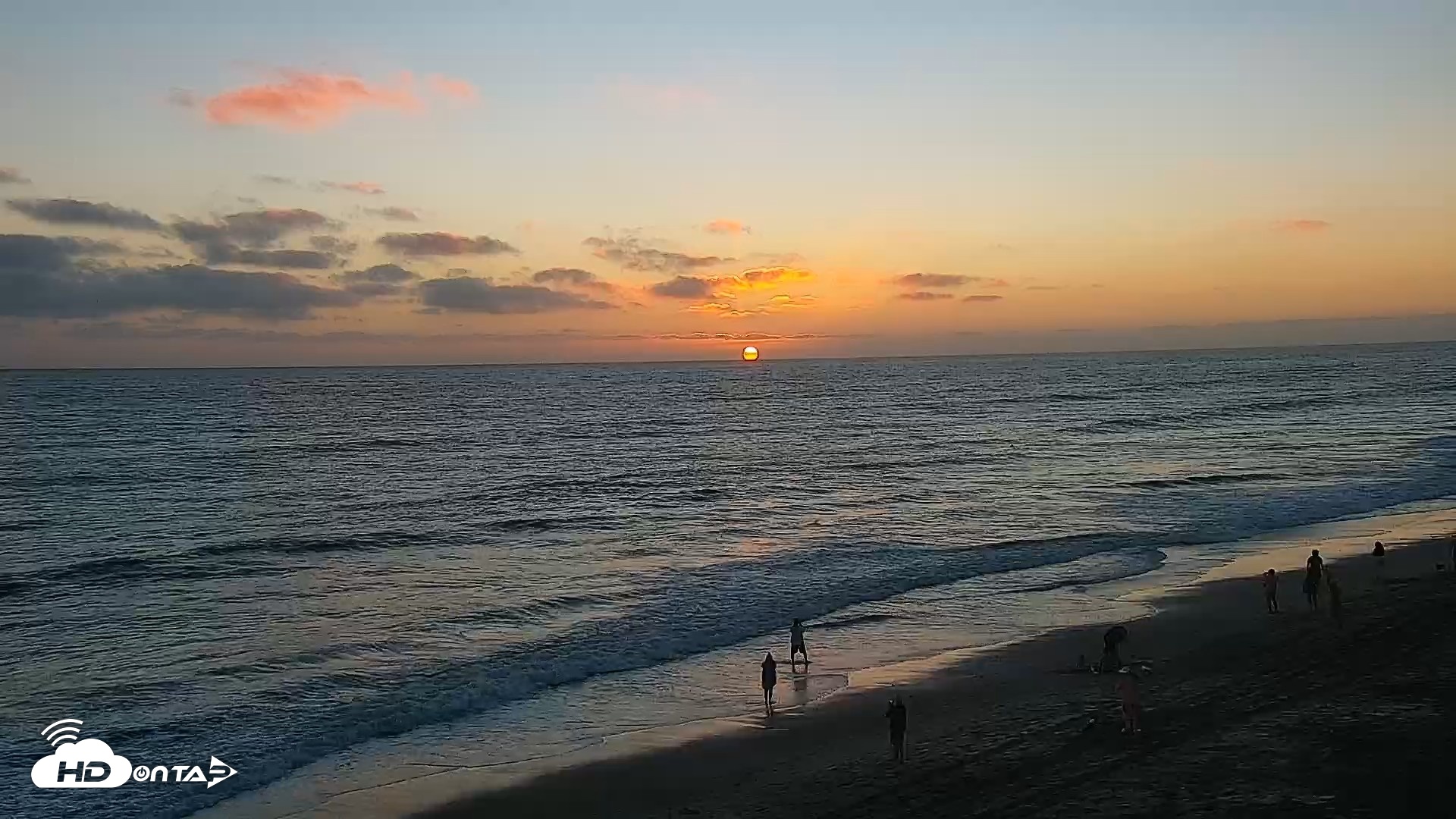 Snapshot of Carlsbad Beach Surf Live Webcam taken Aug 31, 2026, 7:16pm PDT