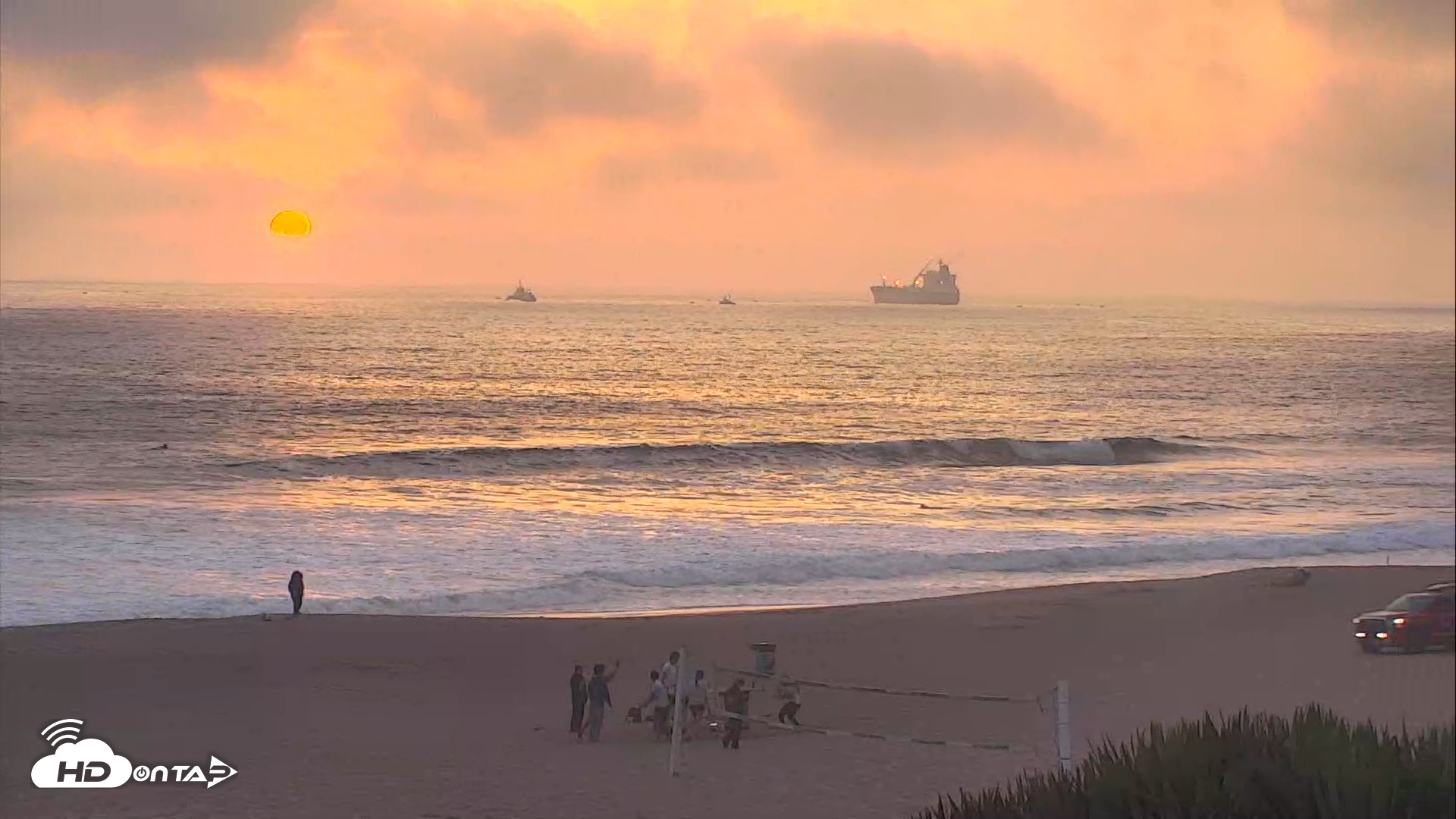 Snapshot of El Porto Beach Roving Live Cam taken Apr 12, 2025, 7:19pm PDT