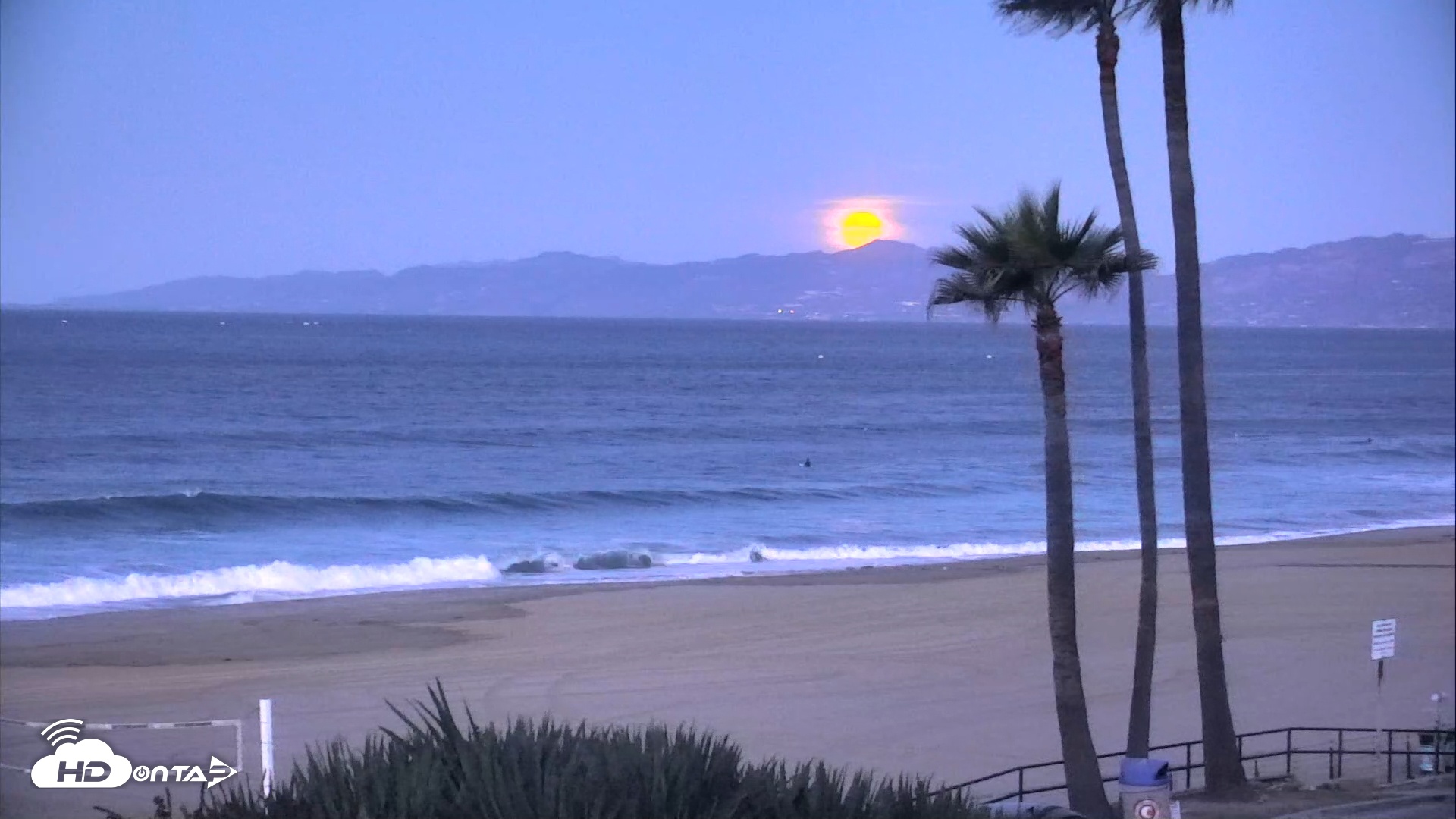 Snapshot of El Porto Beach Roving Live Cam taken Dec 4, 2025, 6:26am PST