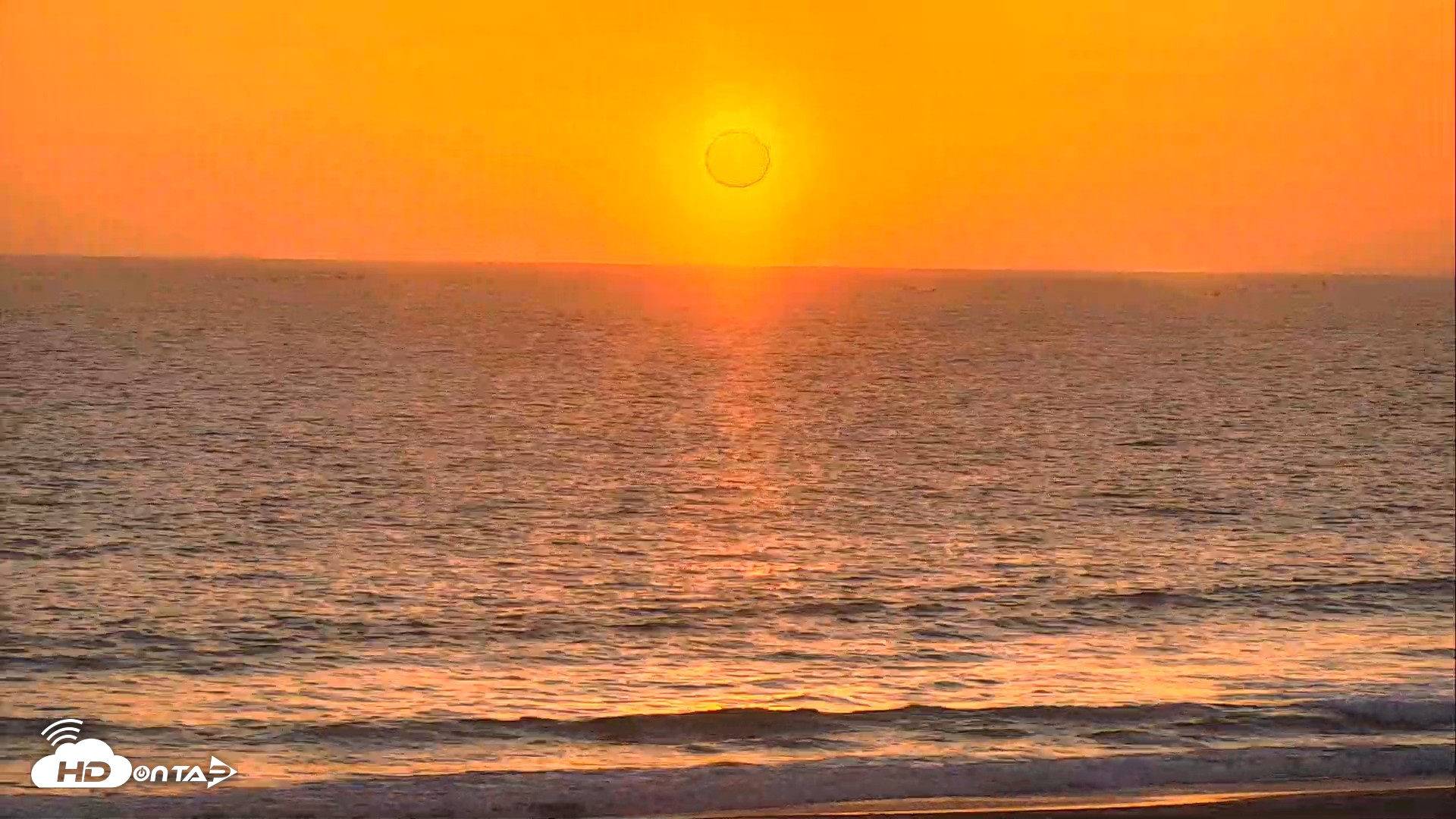 Snapshot of El Porto Beach Roving Live Cam taken Apr 16, 2026, 7:20pm PDT