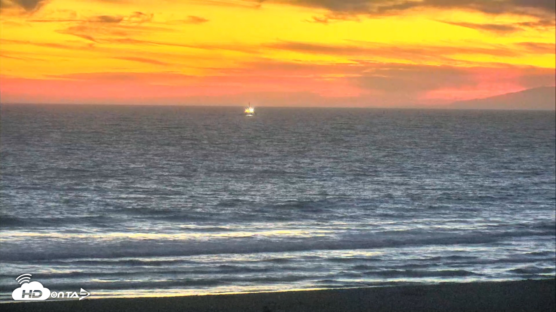 Snapshot of El Porto Beach Roving Live Cam taken Aug 16, 2026, 8:07pm PDT