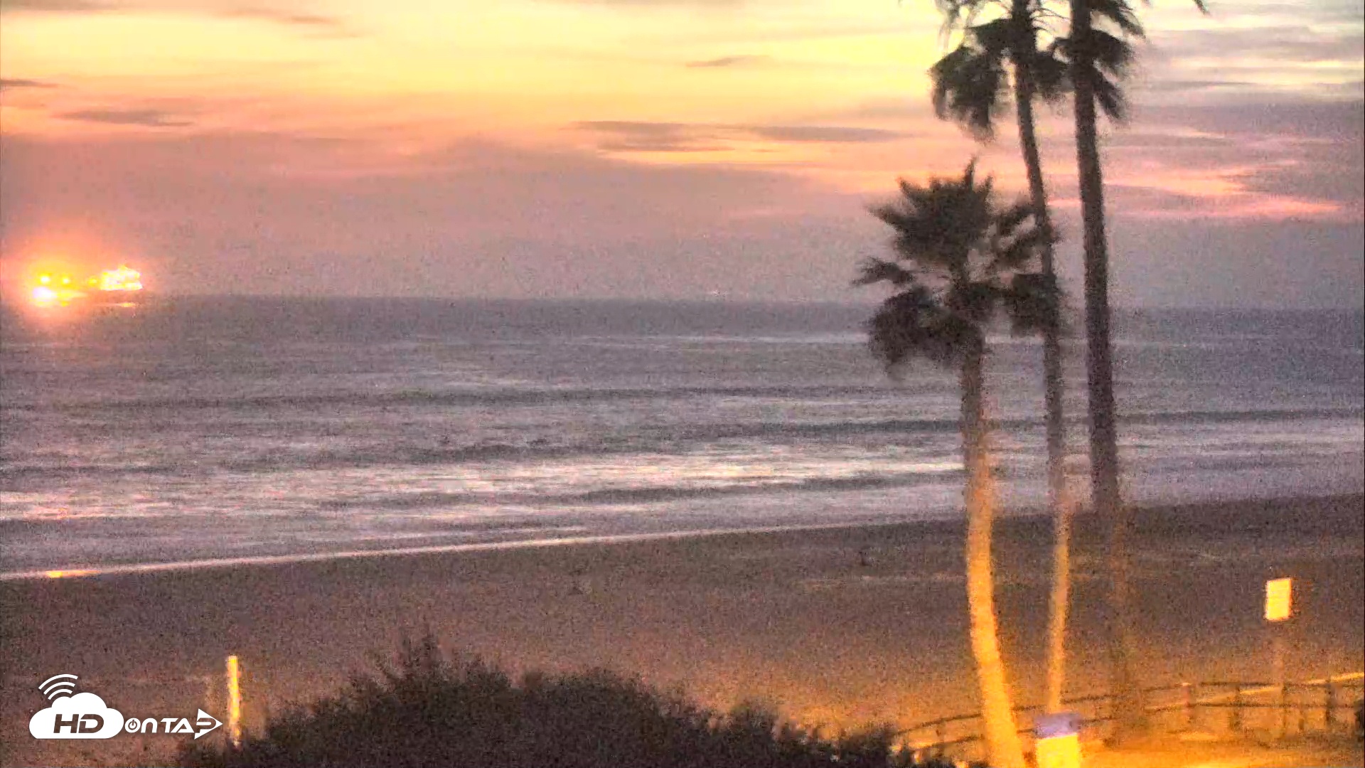 Snapshot of El Porto Beach Roving Live Cam taken Apr 9, 2026, 7:53pm PDT