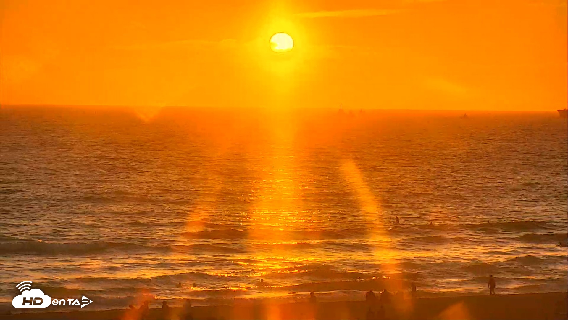 Snapshot of El Porto Beach Roving Live Cam taken Aug 23, 2026, 7:22pm PDT