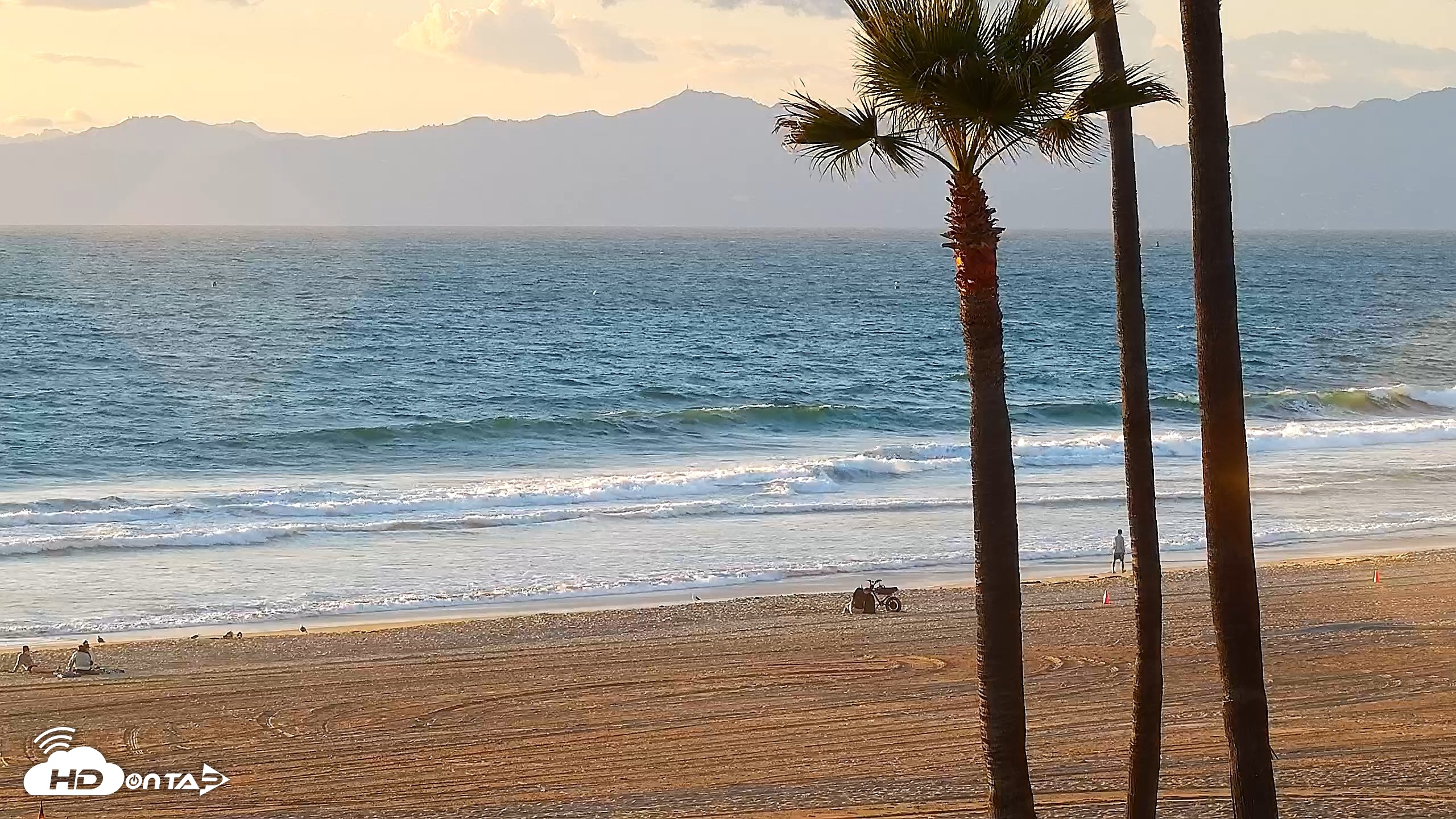 Snapshot of El Porto Beach Roving Live Cam taken Oct 23, 2026, 5:42pm PDT