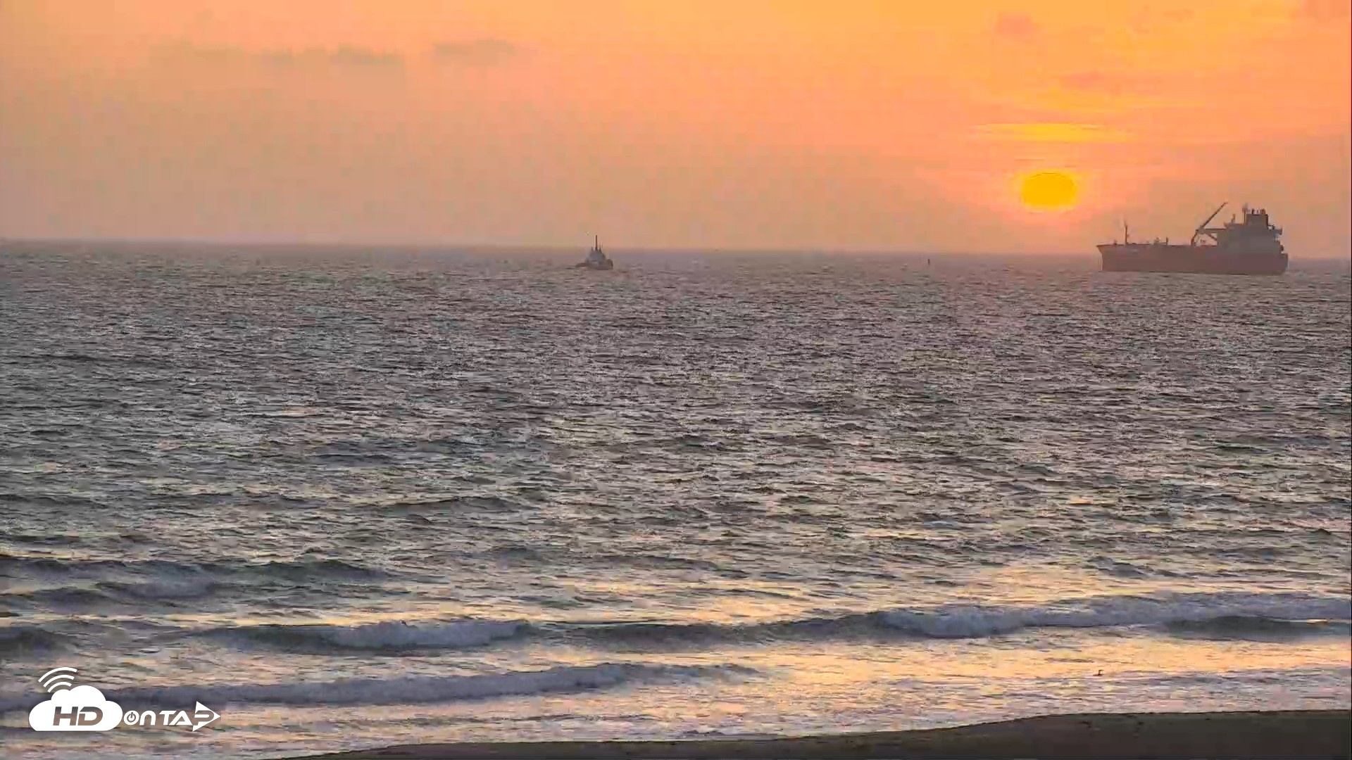 Snapshot of El Porto Beach Roving Live Cam taken May 1, 2026, 7:34pm PDT