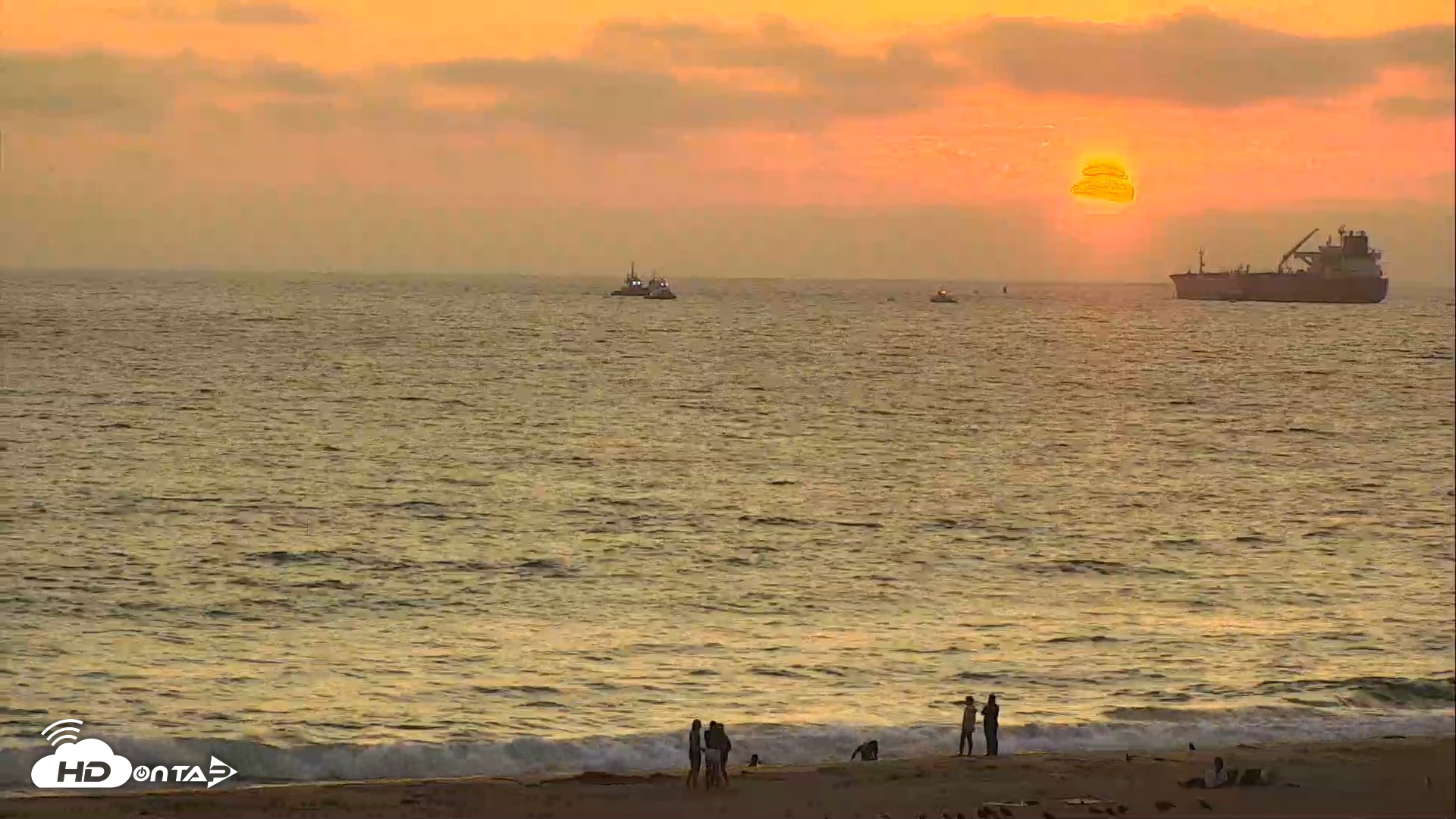Snapshot of El Porto Beach Roving Live Cam taken Aug 10, 2026, 7:40pm PDT