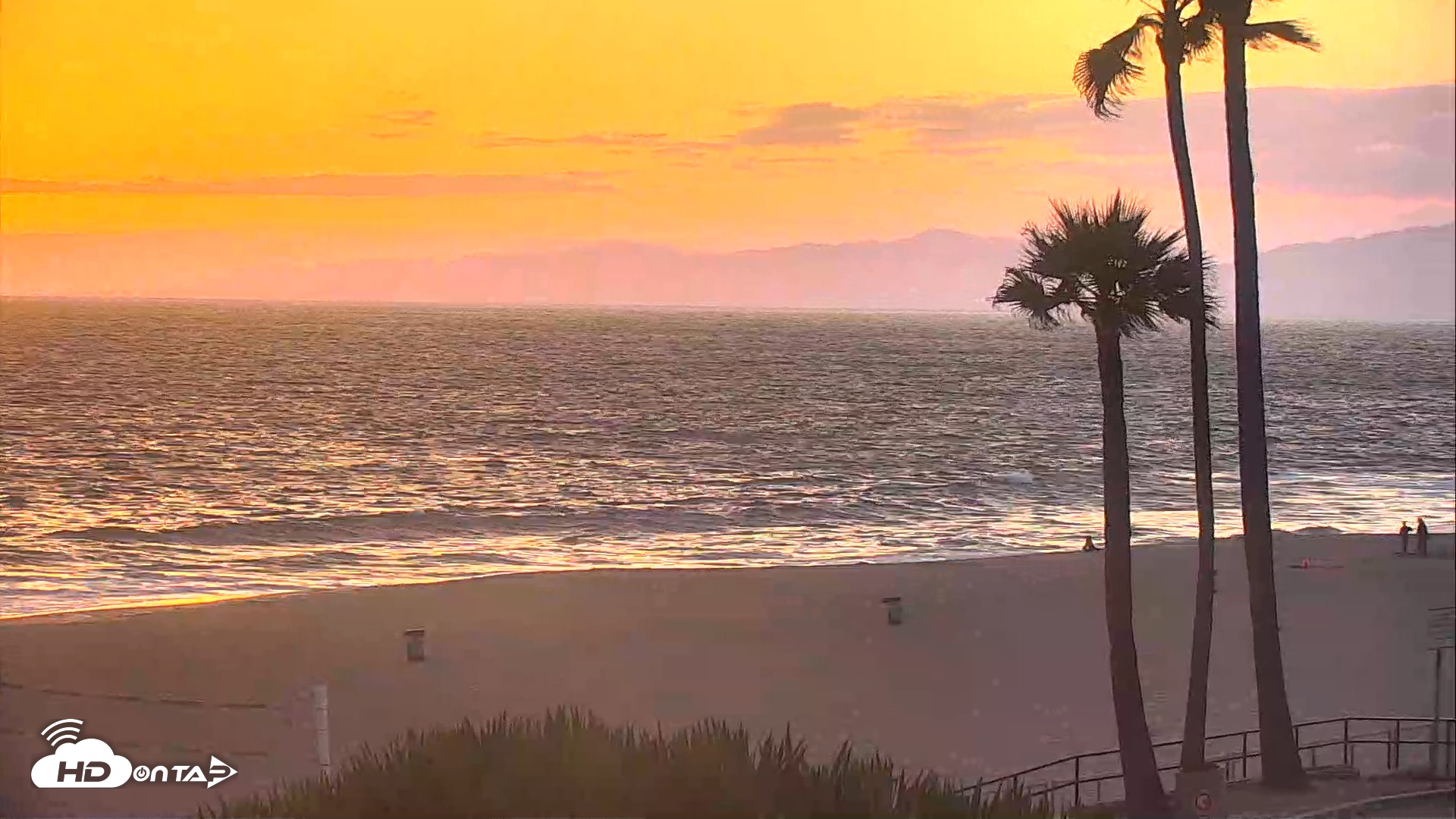 Snapshot of El Porto Beach Roving Live Cam taken Apr 25, 2025, 7:29pm PDT