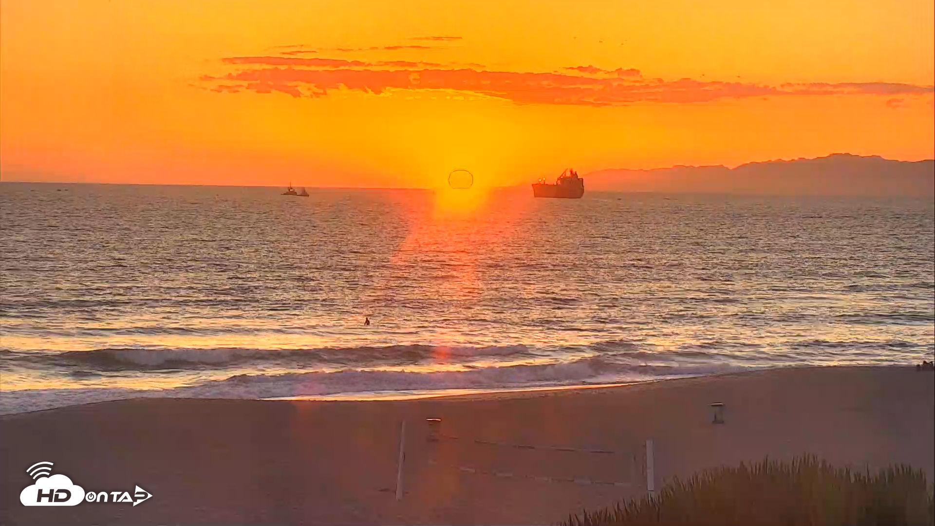 Snapshot of El Porto Beach Roving Live Cam taken Apr 28, 2025, 7:34pm PDT