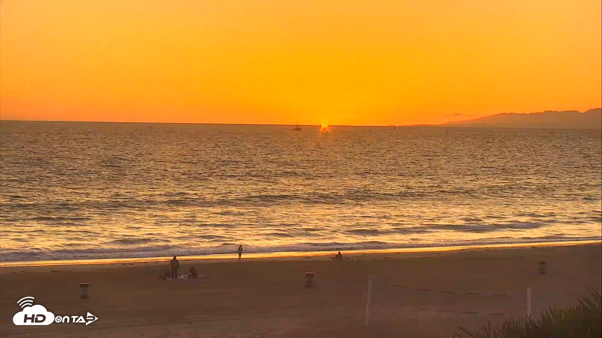 Snapshot of El Porto Beach Roving Live Cam taken Apr 20, 2026, 7:30pm PDT
