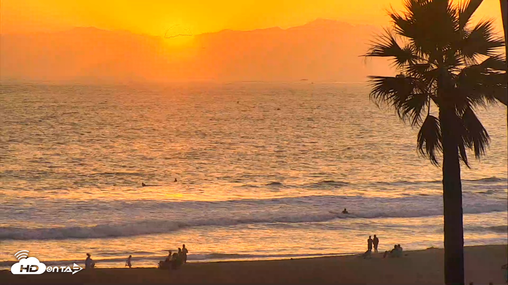 Snapshot of El Porto Beach Roving Live Cam taken Jun 17, 2025, 8:01pm PDT