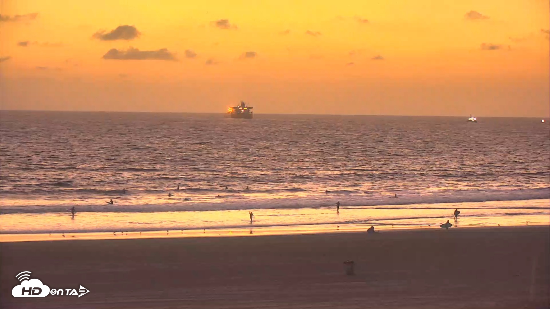 Snapshot of El Porto Beach Roving Live Cam taken Sep 16, 2026, 7:19pm PDT