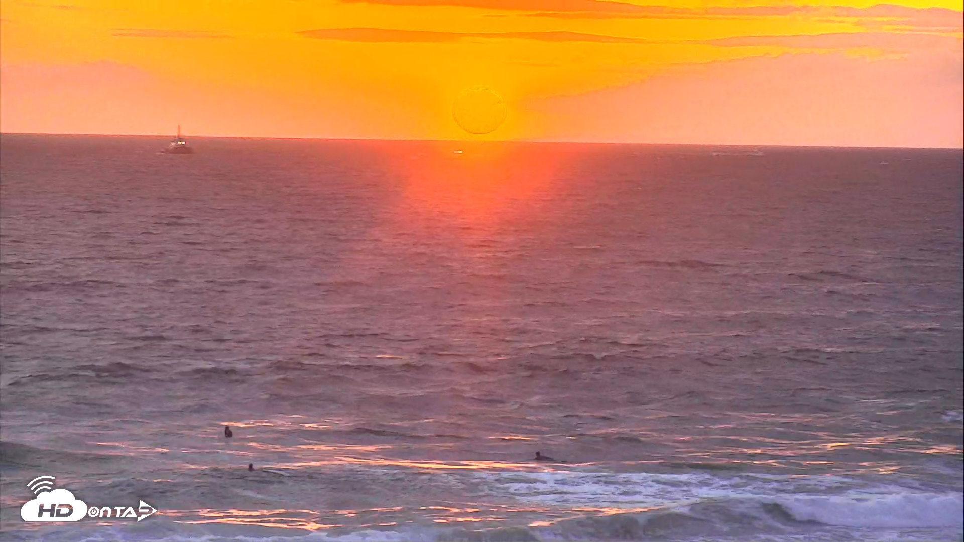 Snapshot of El Porto Beach Roving Live Cam taken Apr 27, 2025, 7:32pm PDT