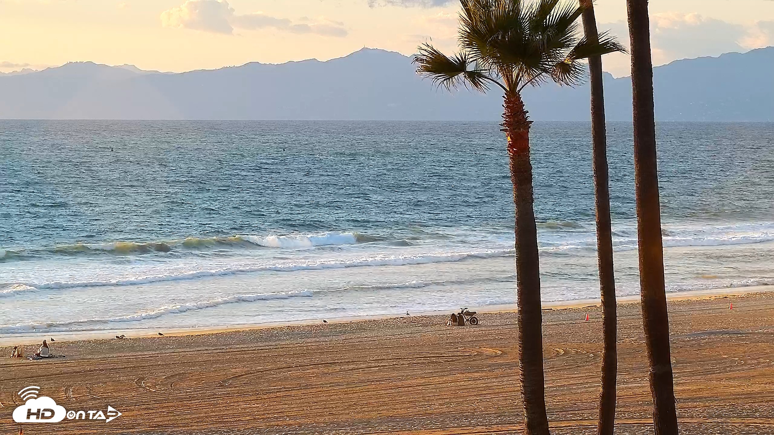 Snapshot of El Porto Beach Roving Live Cam taken Oct 23, 2026, 5:46pm PDT