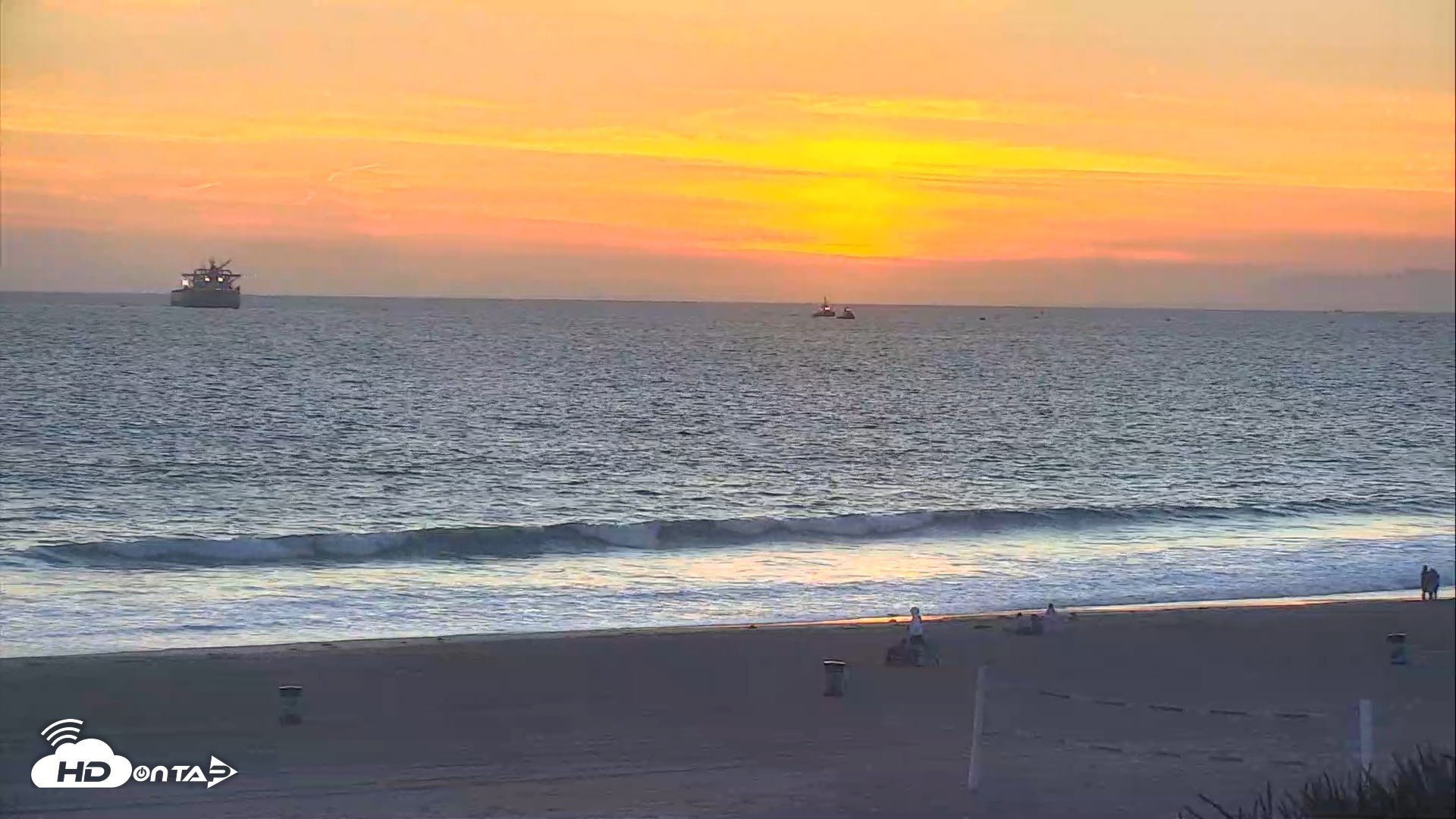 Snapshot of El Porto Beach Roving Live Cam taken Apr 19, 2026, 7:30pm PDT