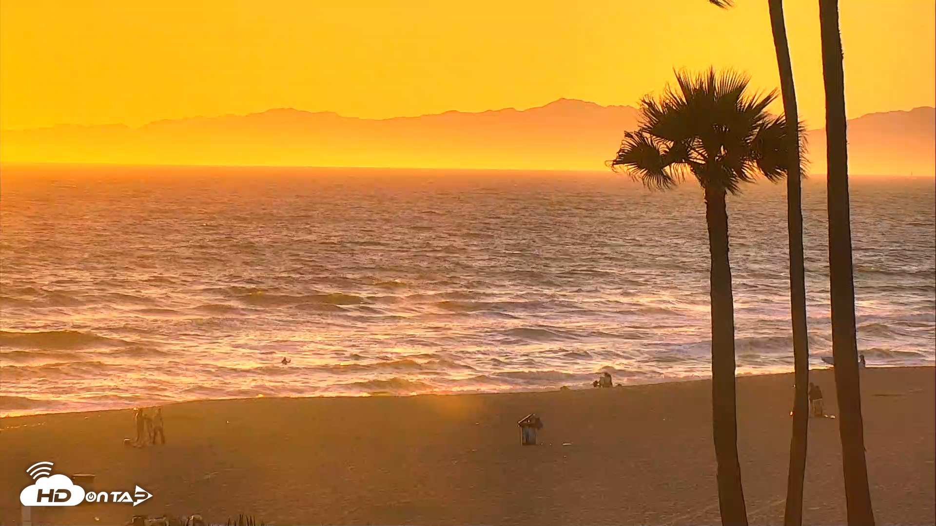 Snapshot of El Porto Beach Roving Live Cam taken Apr 19, 2025, 7:14pm PDT