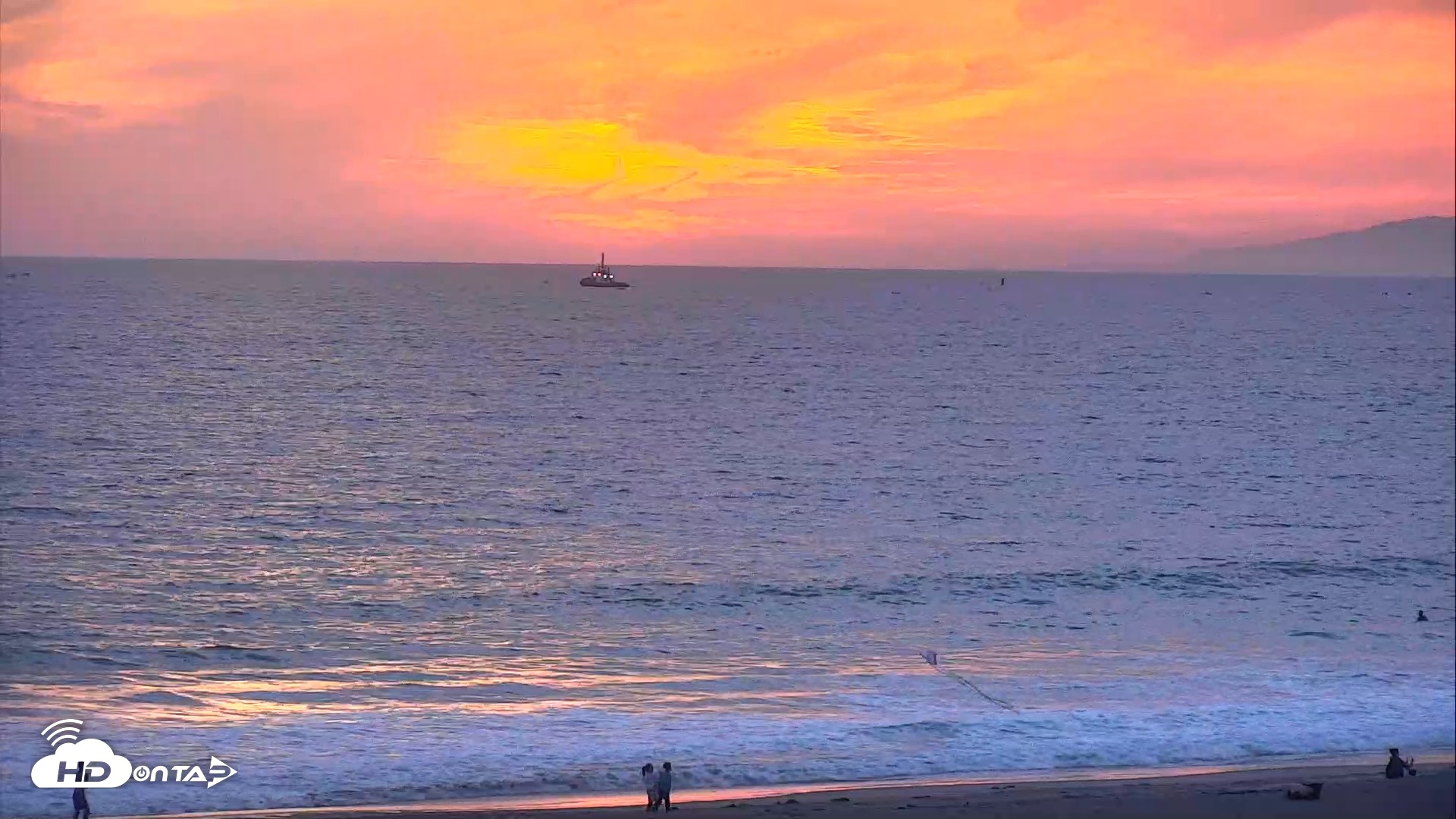 Snapshot of El Porto Beach Roving Live Cam taken Apr 18, 2026, 7:28pm PDT