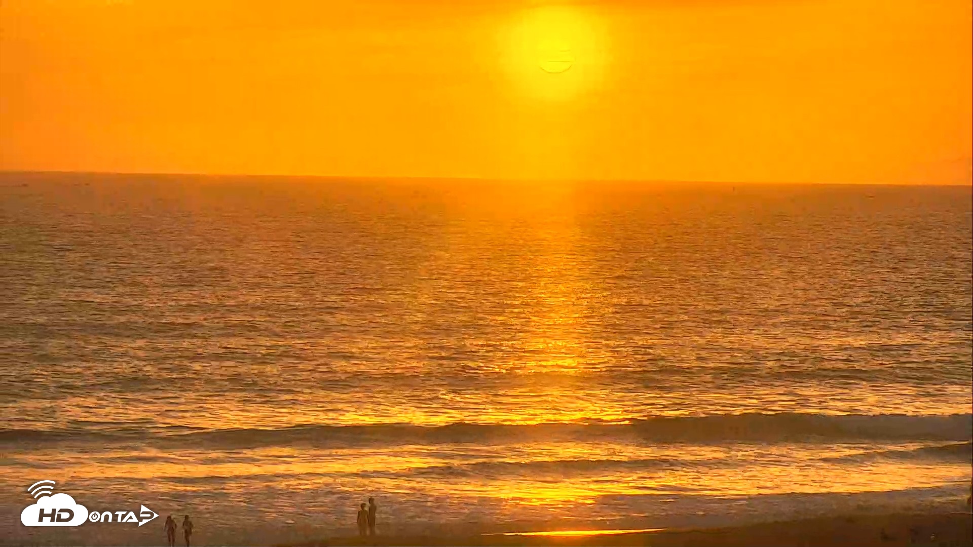 Snapshot of El Porto Beach Roving Live Cam taken Apr 24, 2026, 7:22pm PDT