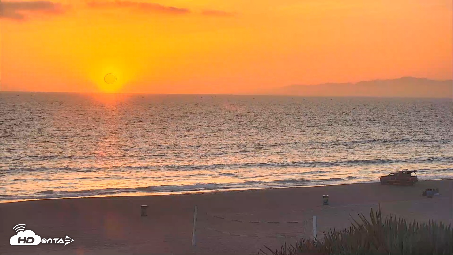 Snapshot of El Porto Beach Roving Live Cam taken Apr 16, 2026, 7:22pm PDT