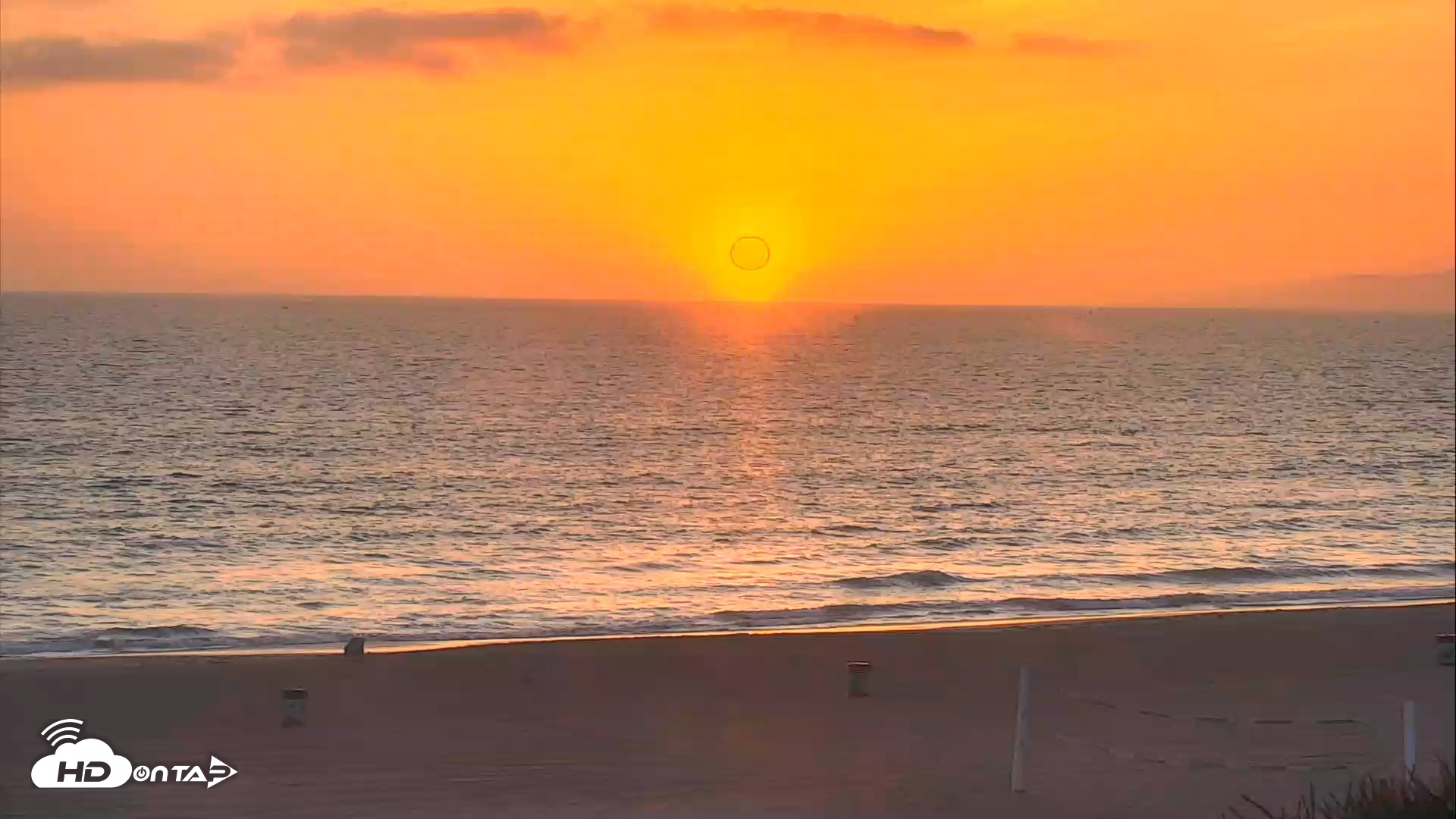 Snapshot of El Porto Beach Roving Live Cam taken Apr 16, 2026, 7:21pm PDT