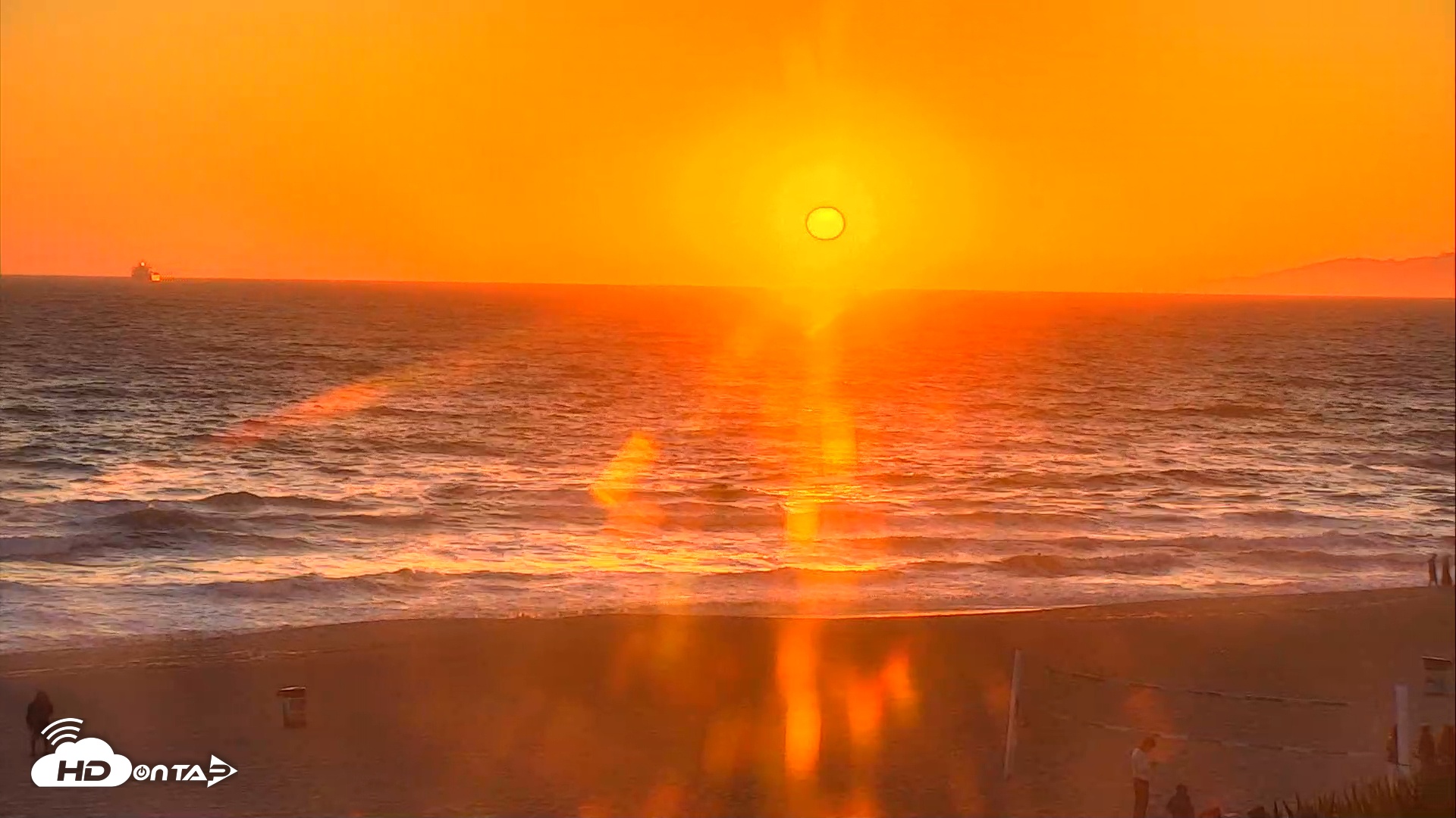 Snapshot of El Porto Beach Roving Live Cam taken Apr 19, 2025, 7:22pm PDT