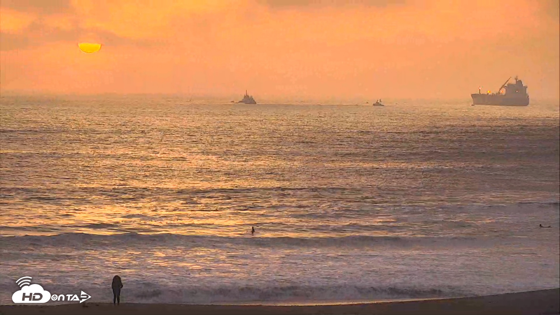 Snapshot of El Porto Beach Roving Live Cam taken Apr 12, 2025, 7:16pm PDT