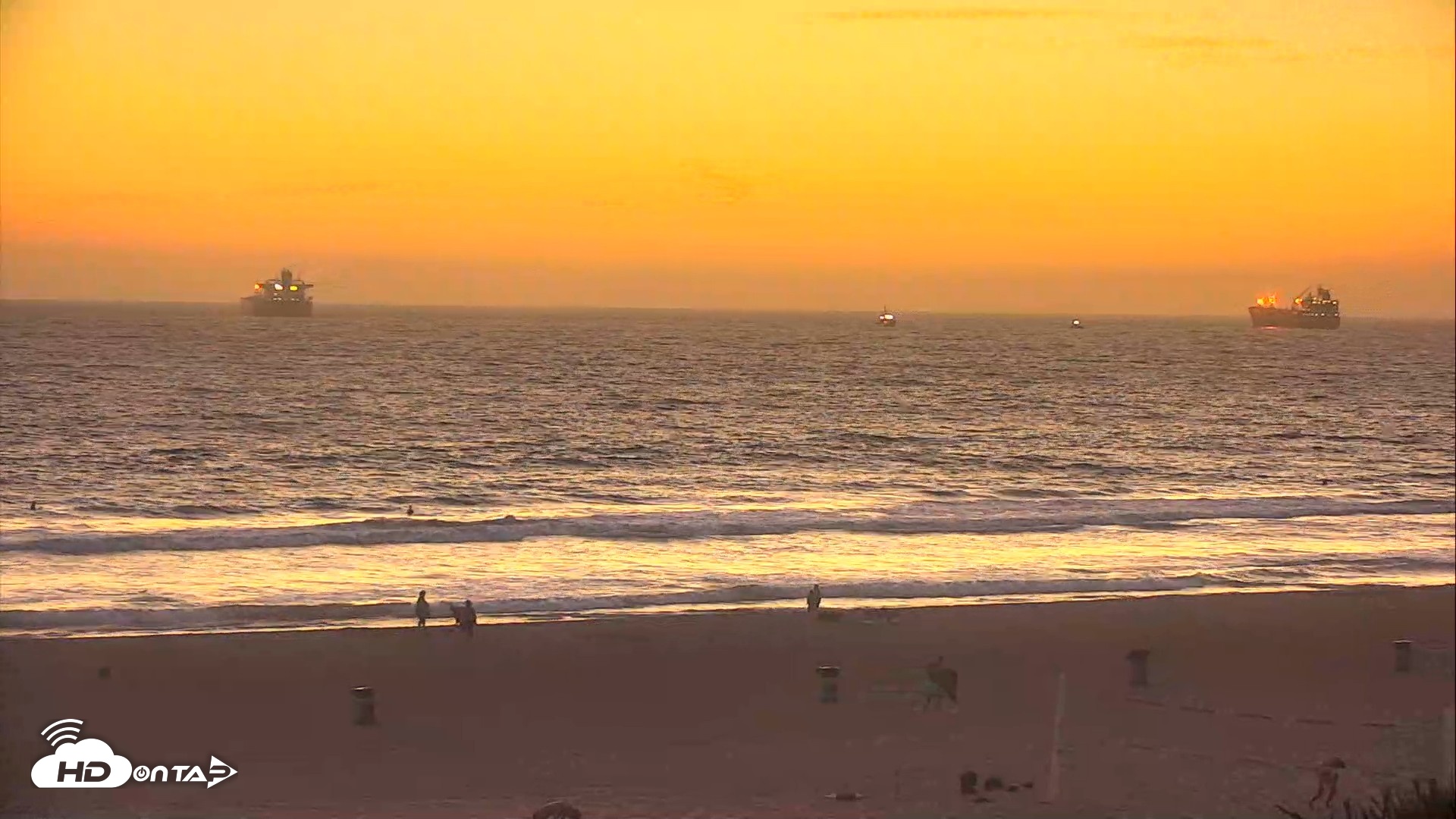 Snapshot of El Porto Beach Roving Live Cam taken Aug 19, 2026, 7:53pm PDT