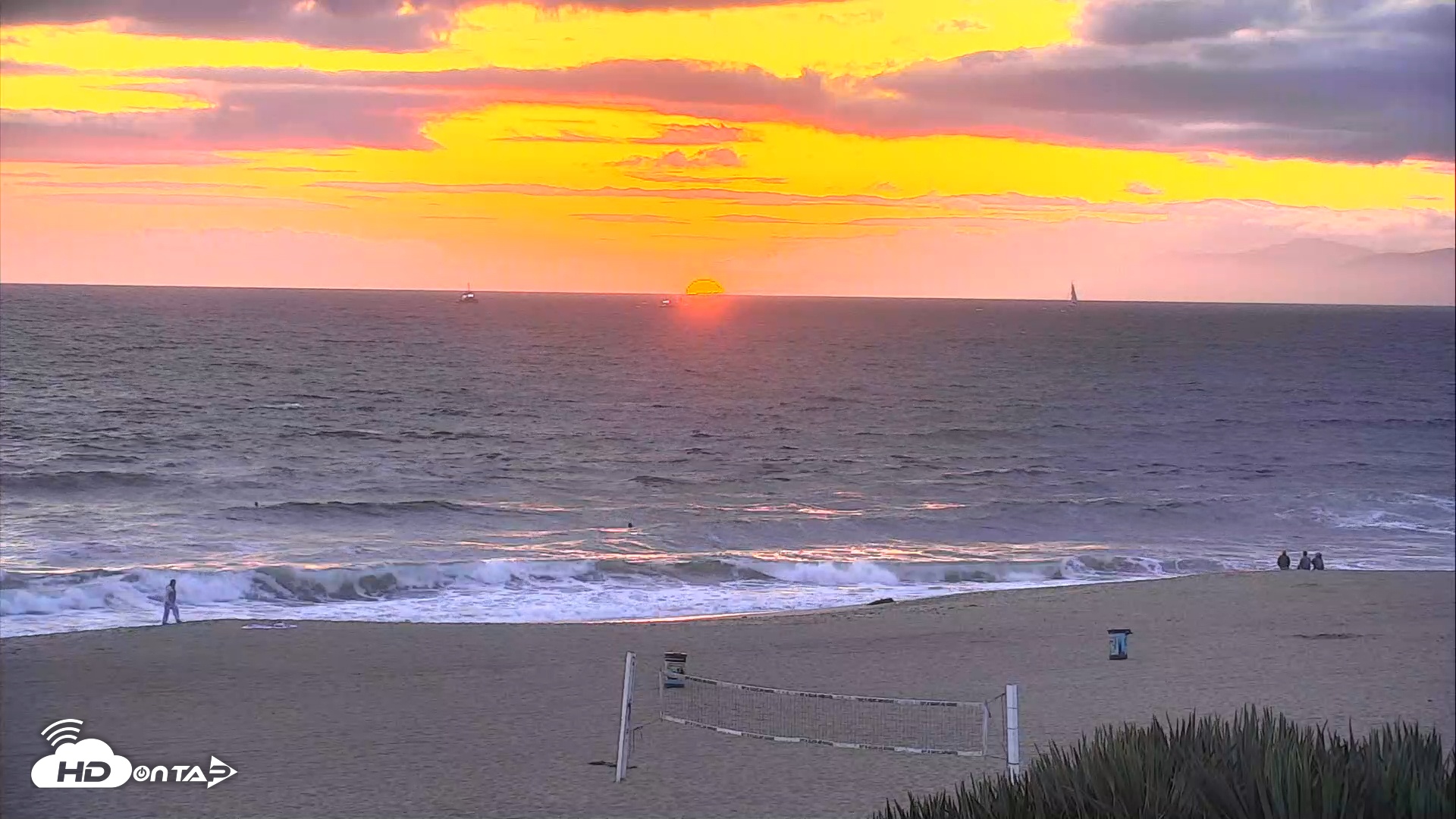 Snapshot of El Porto Beach Roving Live Cam taken Apr 27, 2025, 7:35pm PDT