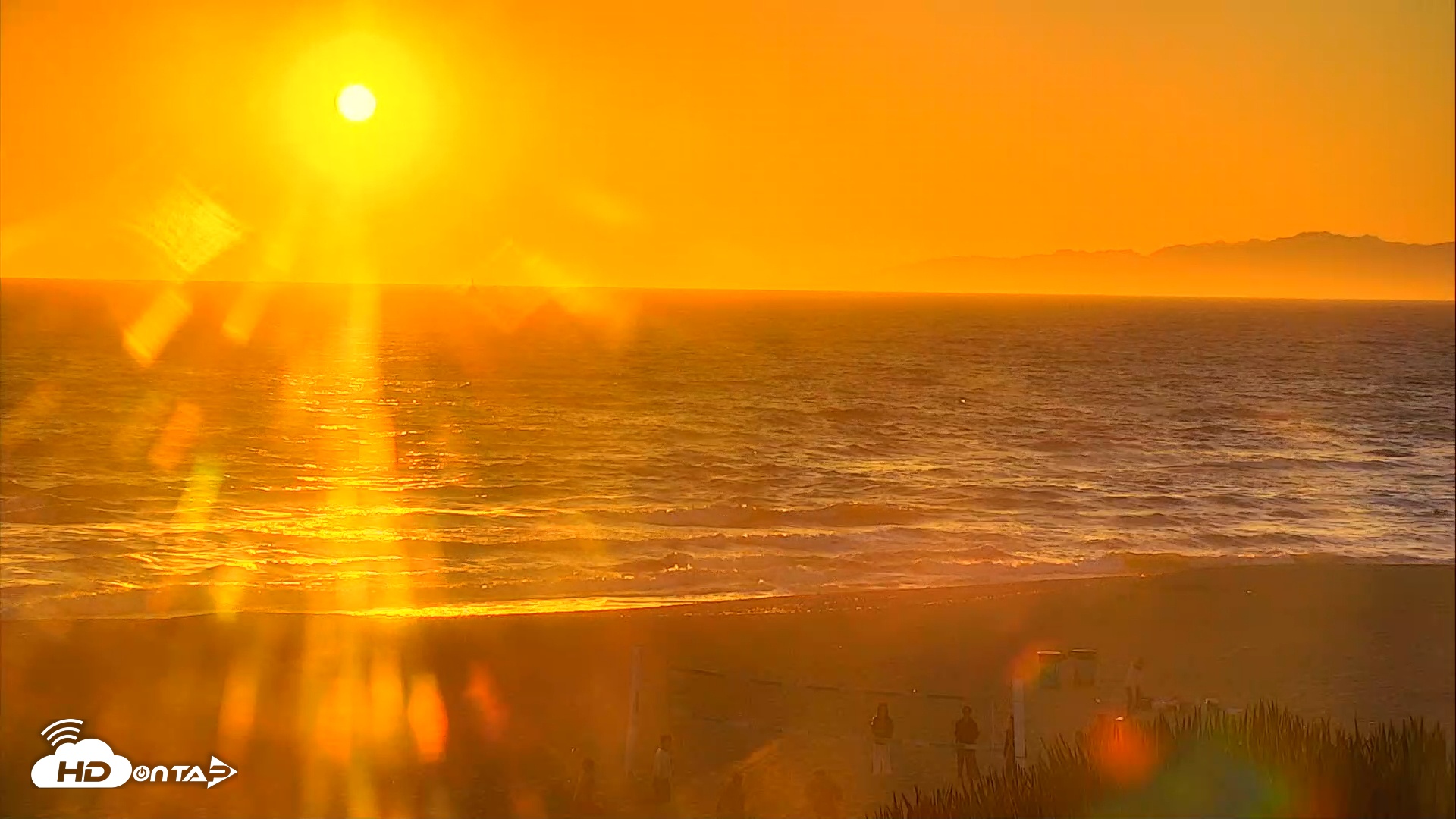 Snapshot of El Porto Beach Roving Live Cam taken Apr 19, 2025, 7:13pm PDT