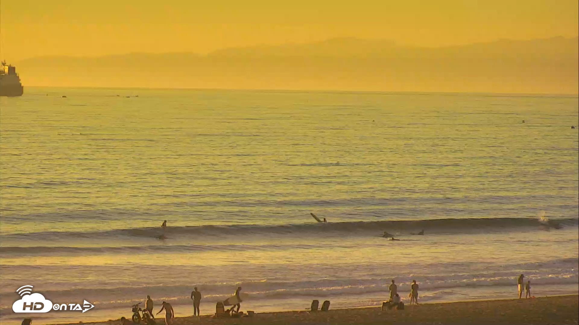 Snapshot of El Porto Beach Roving Live Cam taken Oct 30, 2025, 5:37pm PDT