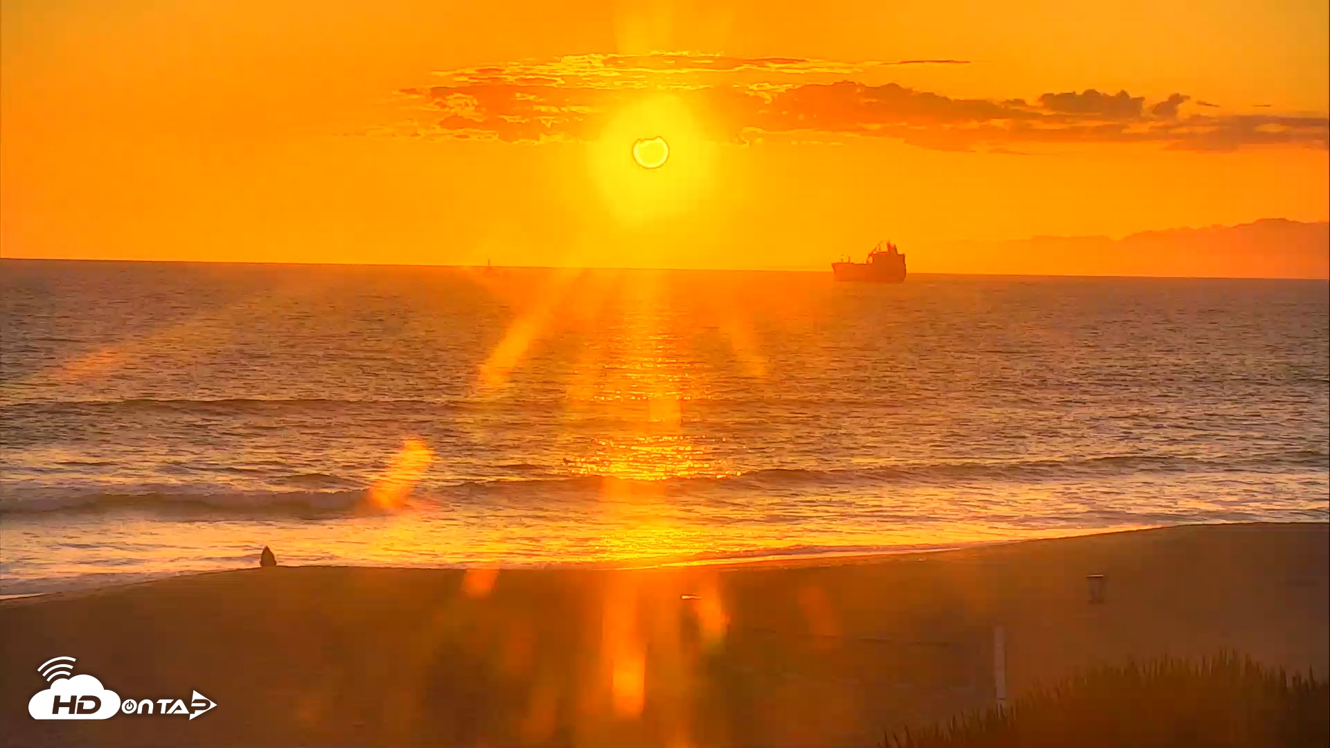 Snapshot of El Porto Beach Roving Live Cam taken Apr 28, 2025, 7:24pm PDT