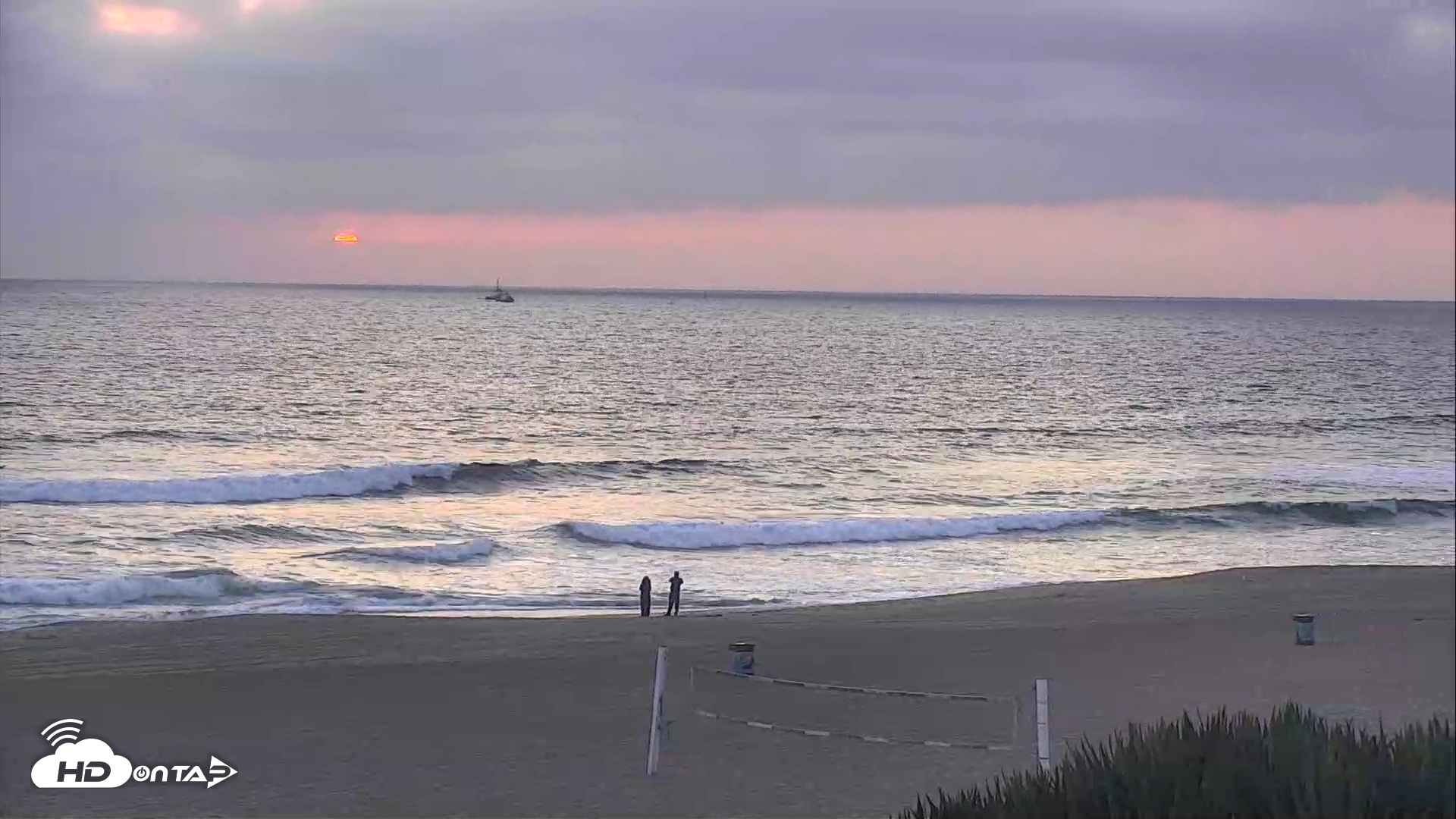 Snapshot of El Porto Beach Roving Live Cam taken Apr 14, 2025, 7:22pm PDT