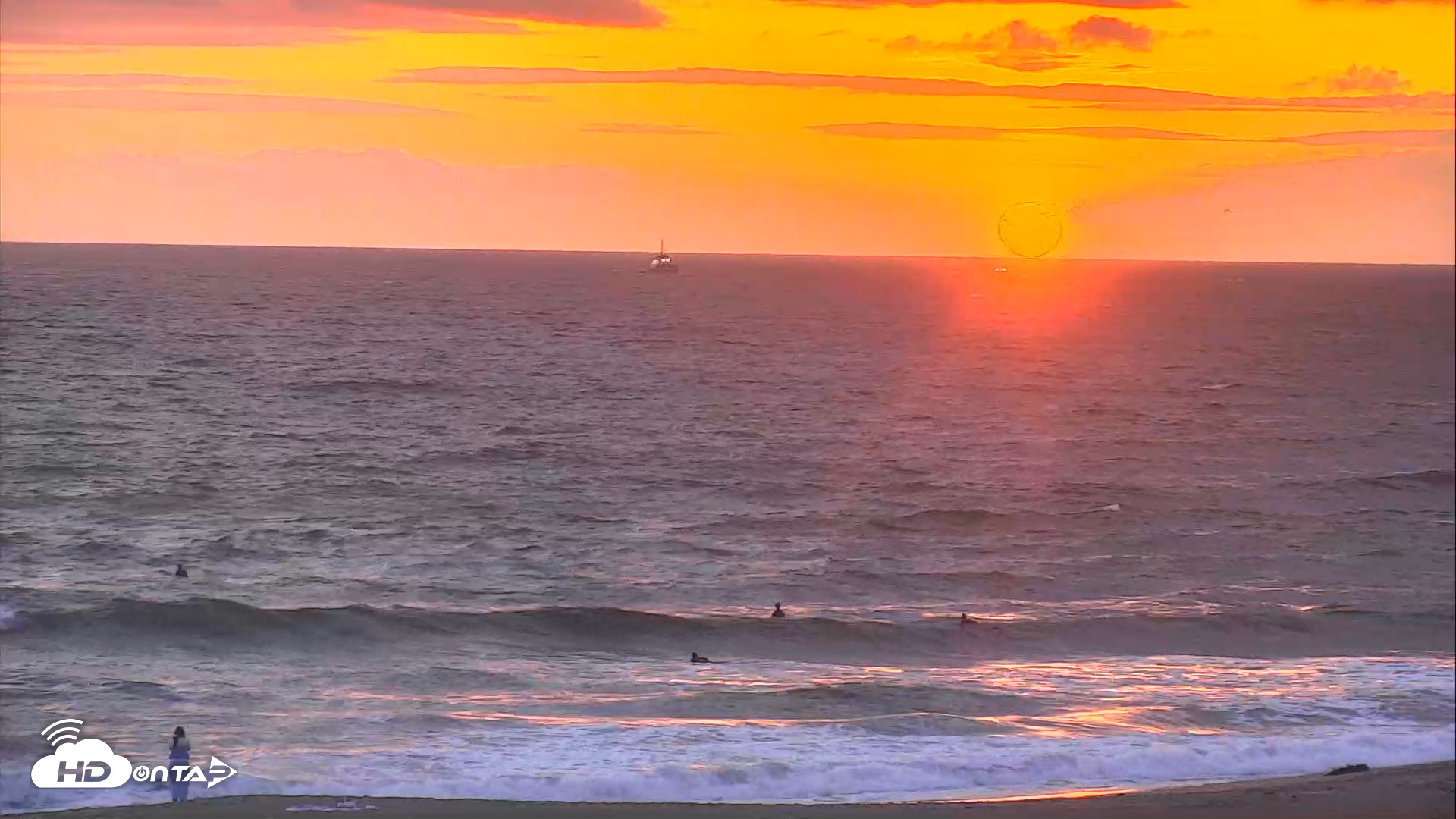 Snapshot of El Porto Beach Roving Live Cam taken Apr 27, 2025, 7:33pm PDT