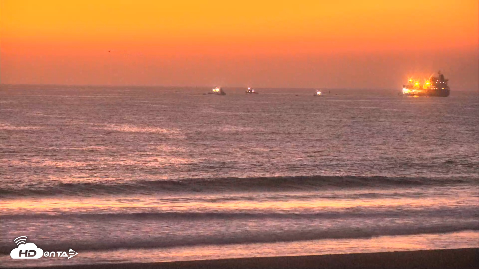 Snapshot of El Porto Beach Roving Live Cam taken Oct 31, 2025, 6:29pm PDT