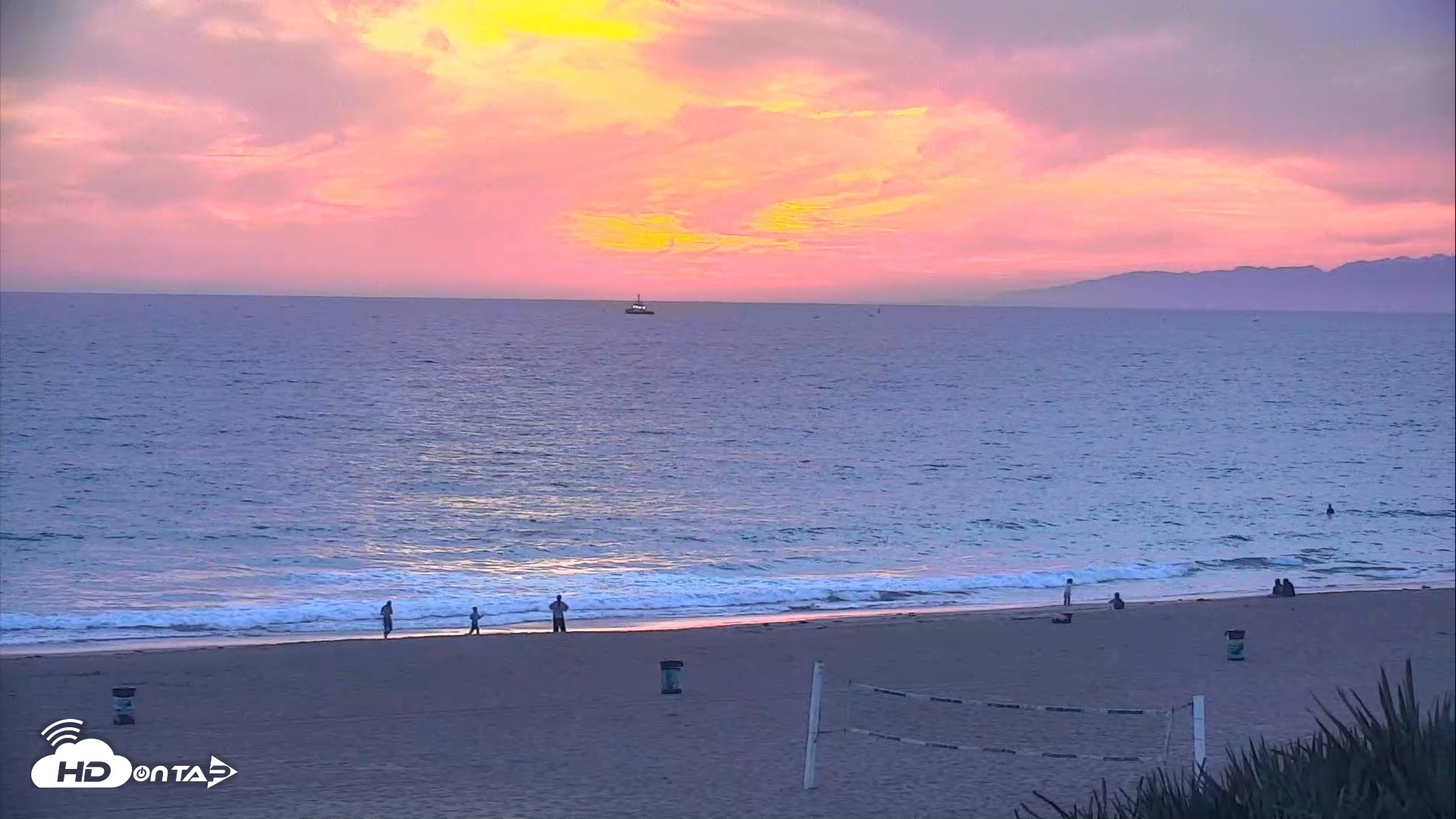 Snapshot of El Porto Beach Roving Live Cam taken Apr 18, 2026, 7:31pm PDT
