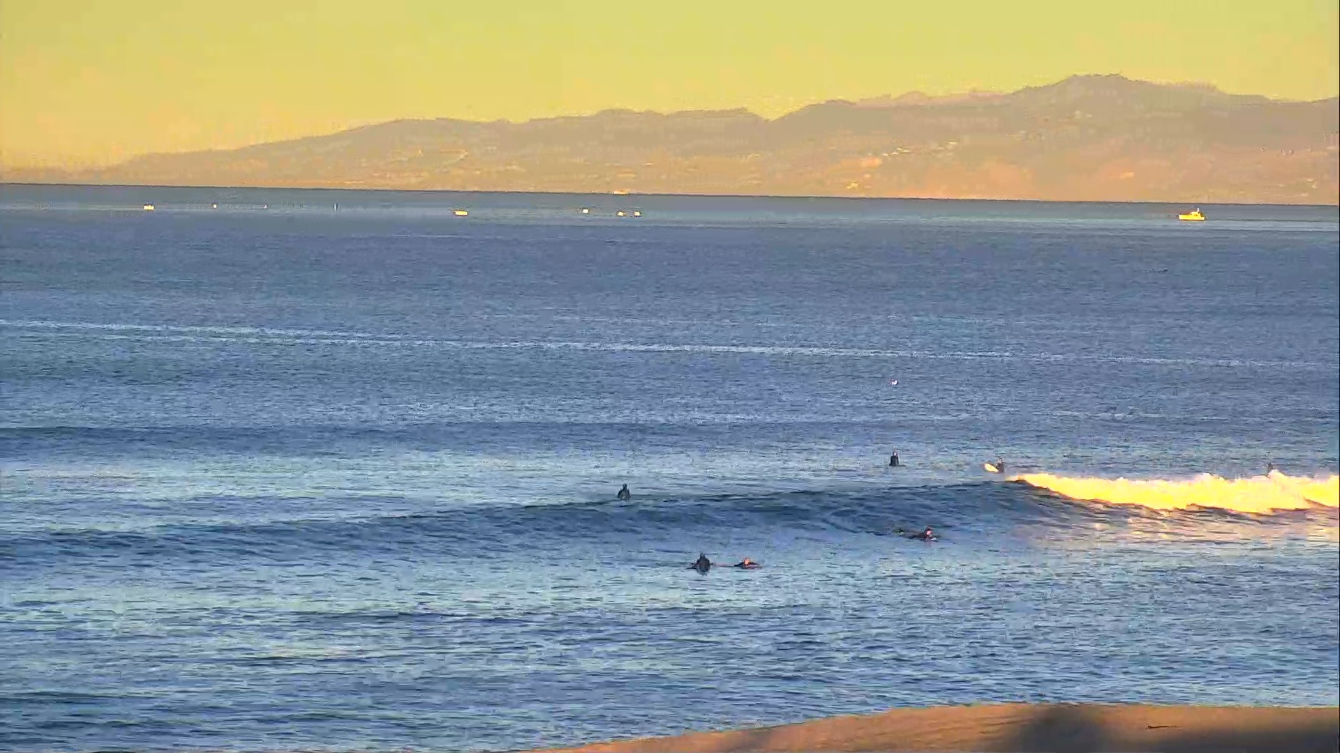 Snapshot of El Porto Beach Roving Live Cam taken Jan 16, 2025, 7:32am PST