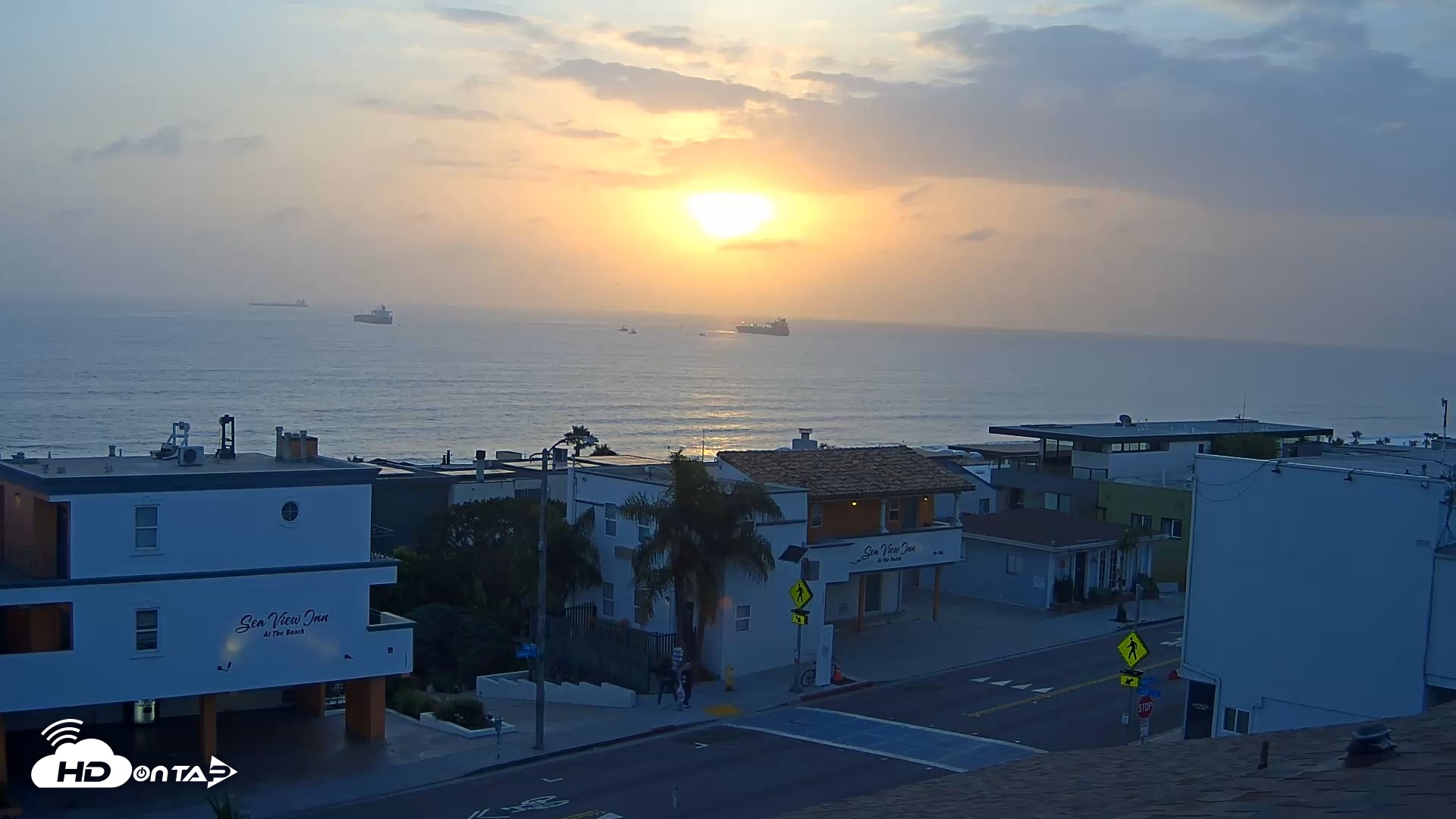 Snapshot of Sea View Inn Manhattan Beach Live Webcam taken May 17, 2026, 7:32pm PDT
