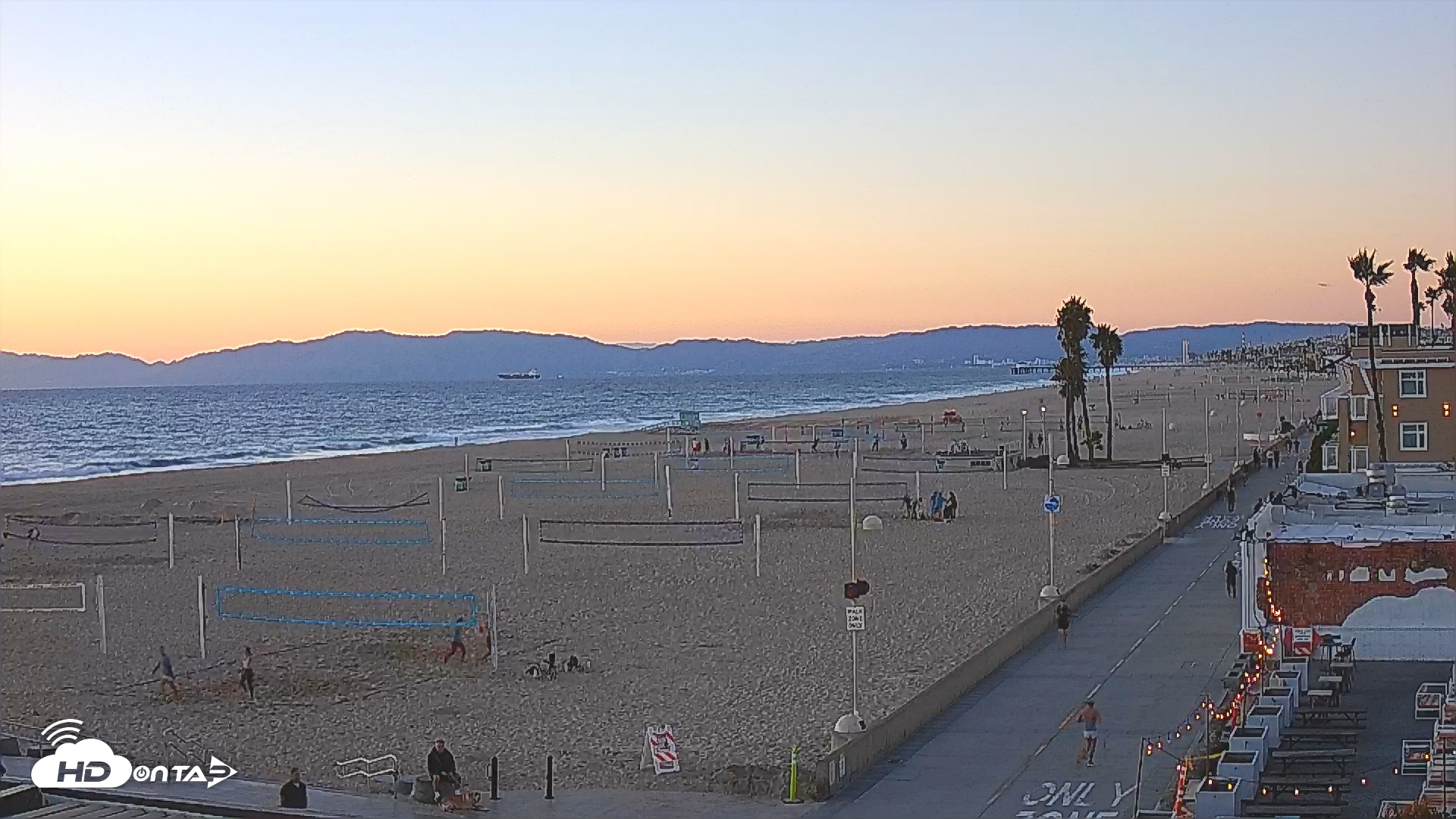 Snapshot of Hermosa Beach North Live Webcam taken Oct 15, 2025, 6:22pm PDT