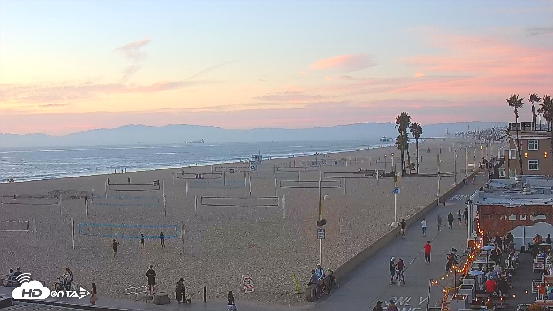 Snapshot of Hermosa Beach North Live Webcam taken Oct 19, 2025, 6:21pm PDT