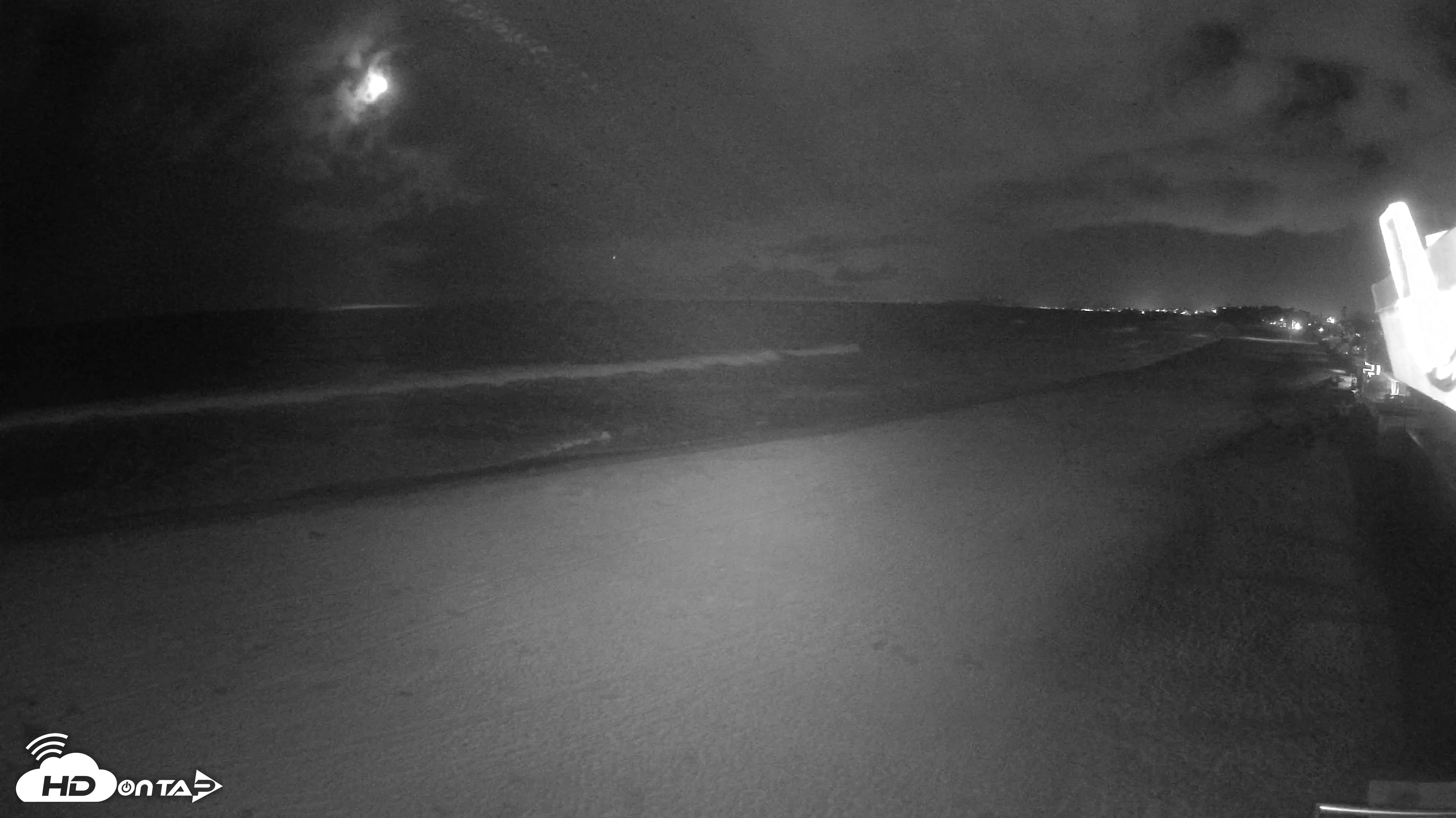 Snapshot of 17th St. Del Mar Beach - 4K NW View Live Cam taken Apr 21, 2026, 11:21pm PDT