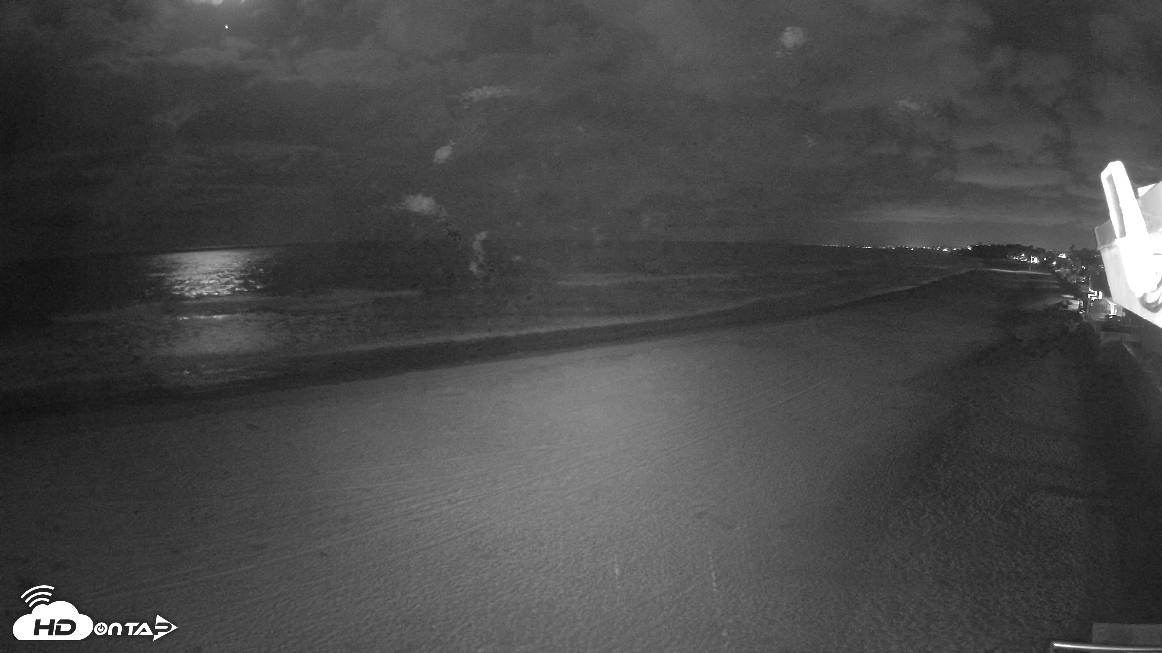 Snapshot of 17th St. Del Mar Beach - 4K NW View Live Cam taken Apr 22, 2026, 11:33pm PDT