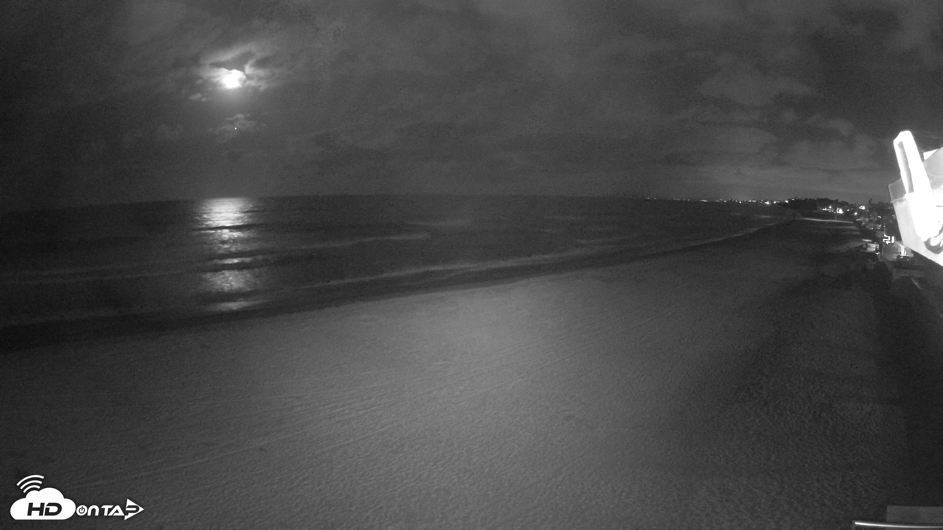 Snapshot of 17th St. Del Mar Beach - 4K NW View Live Cam taken Apr 23, 2026, 12:29am PDT