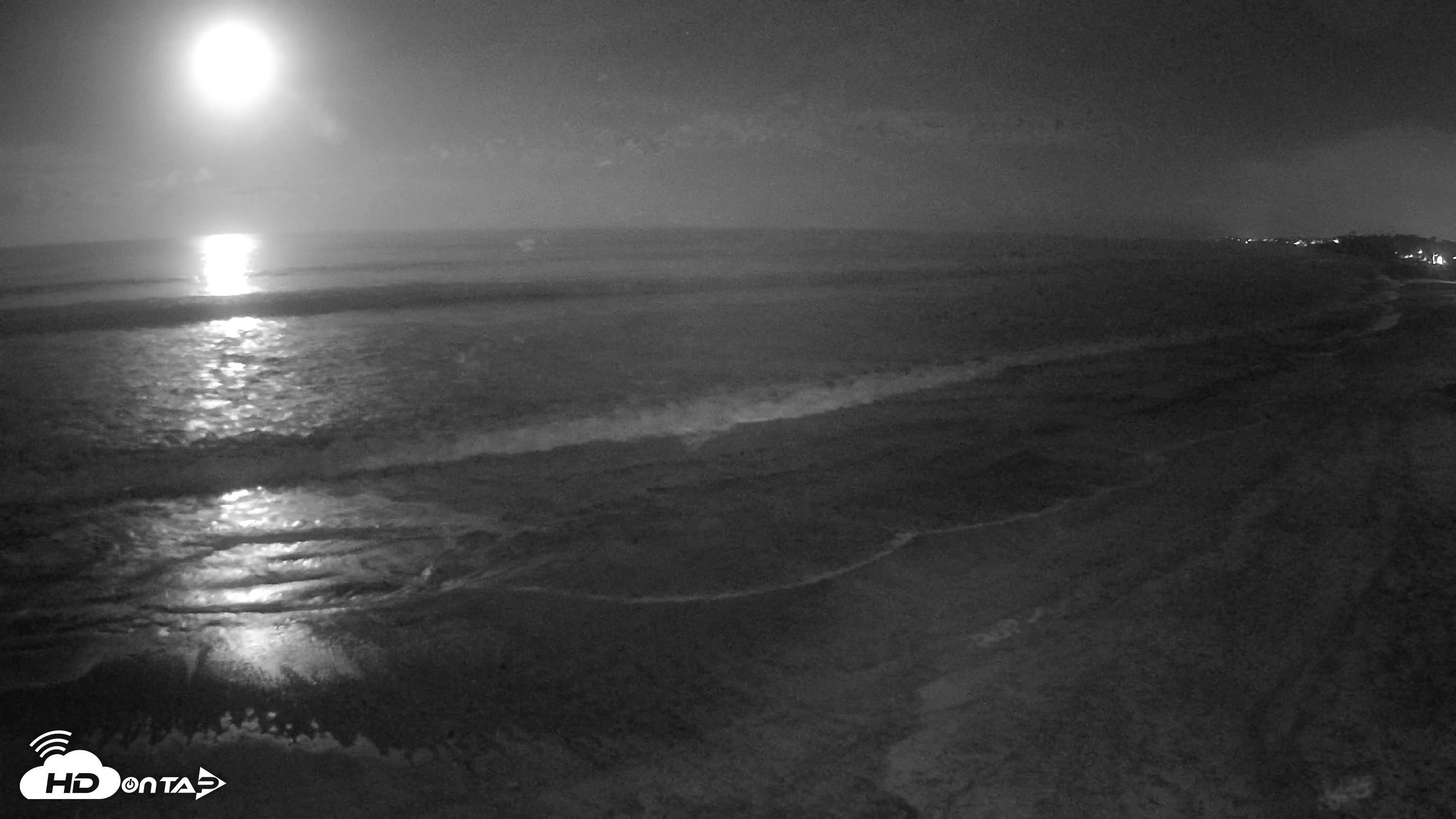 Snapshot of 17th St. Del Mar Beach - 4K NW View Live Cam taken Dec 3, 2025, 4:17am PST