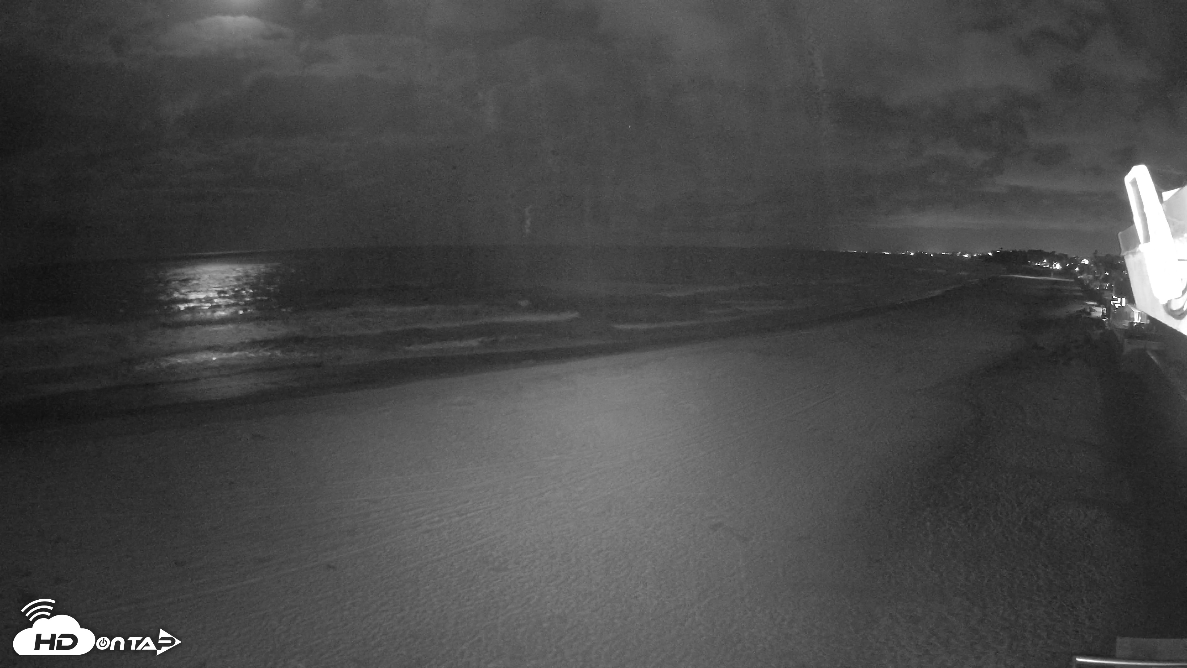 Snapshot of 17th St. Del Mar Beach - 4K NW View Live Cam taken Apr 22, 2026, 11:35pm PDT