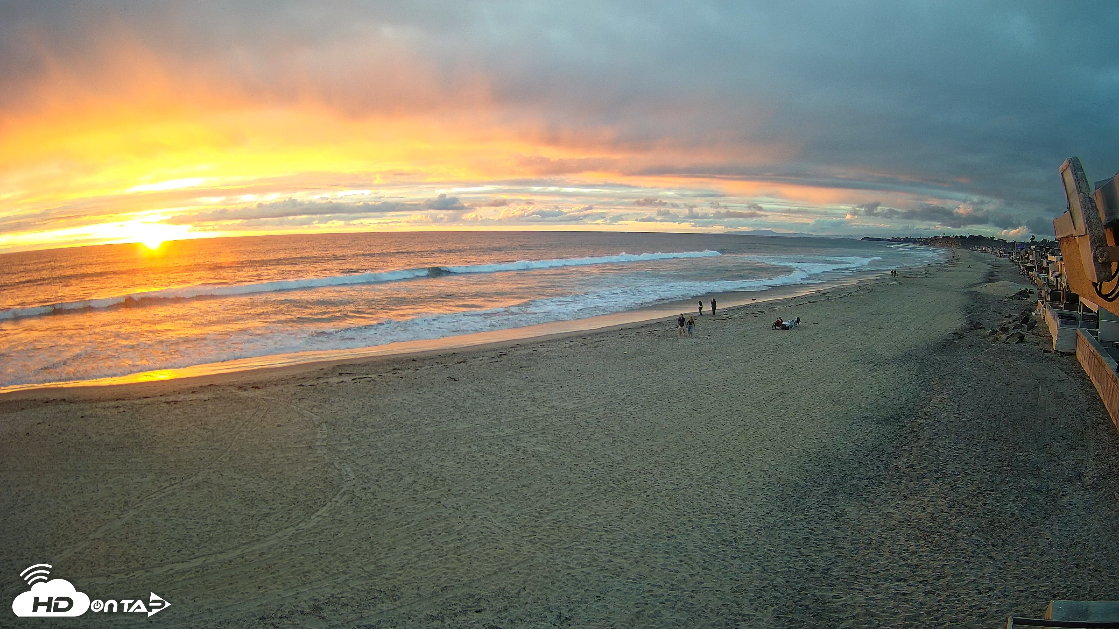 Snapshot of 17th St. Del Mar Beach - 4K NW View Live Cam taken Apr 12, 2026, 7:17pm PDT
