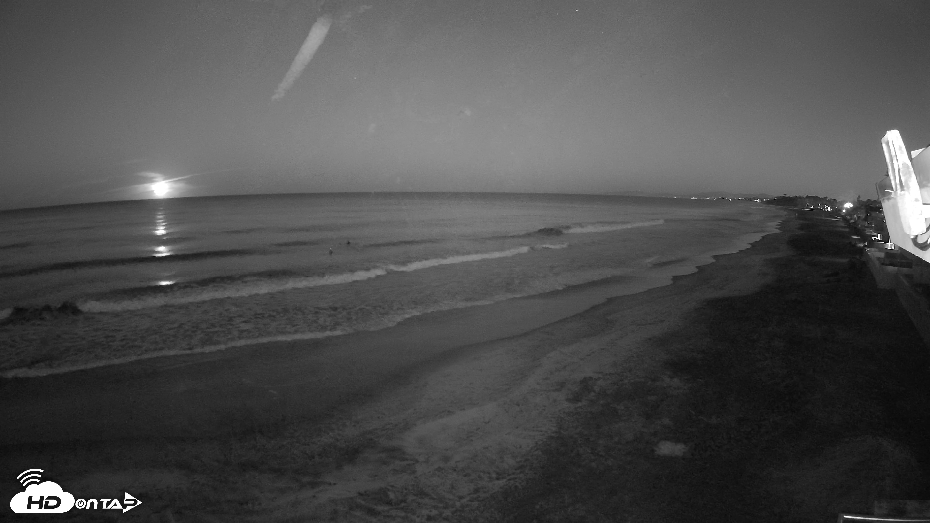 Snapshot of 17th St. Del Mar Beach - 4K NW View Live Cam taken Oct 25, 2026, 6:25am PDT